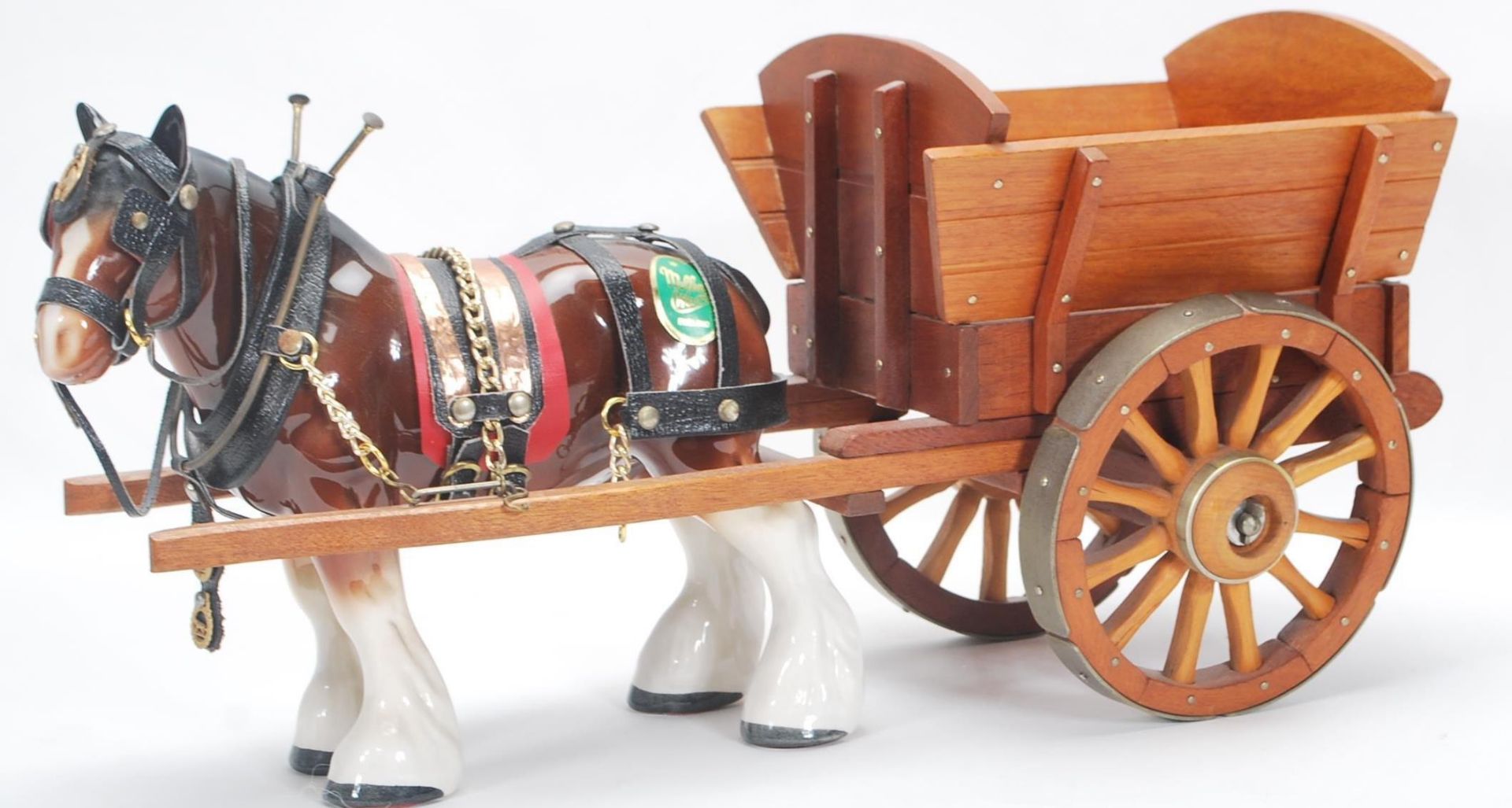 A mixed collection of vintage 20th Century horses and wagons / stagecoaches in the manner of Beswick - Bild 7 aus 7