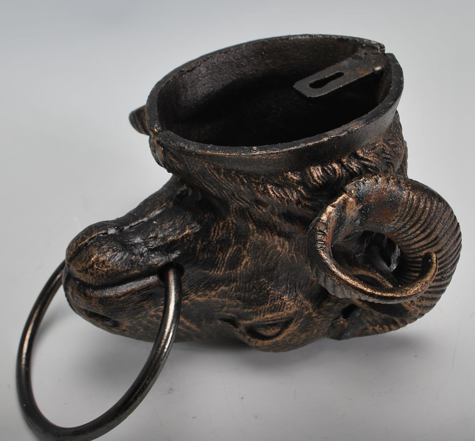 An antique style cast iron door knocker in the form of a Rams head. Measures 13 cm high x 21 cm - Bild 7 aus 7