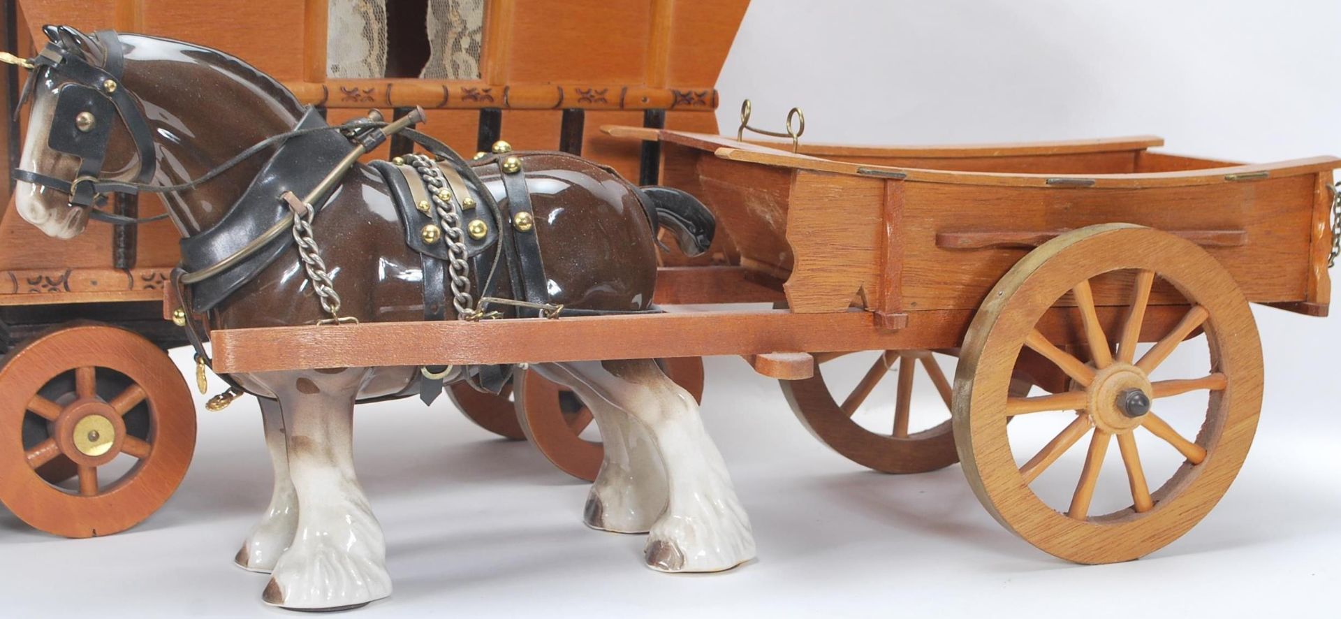 A mixed collection of vintage 20th Century horses and wagons / stagecoaches in the manner of Beswick - Bild 5 aus 7