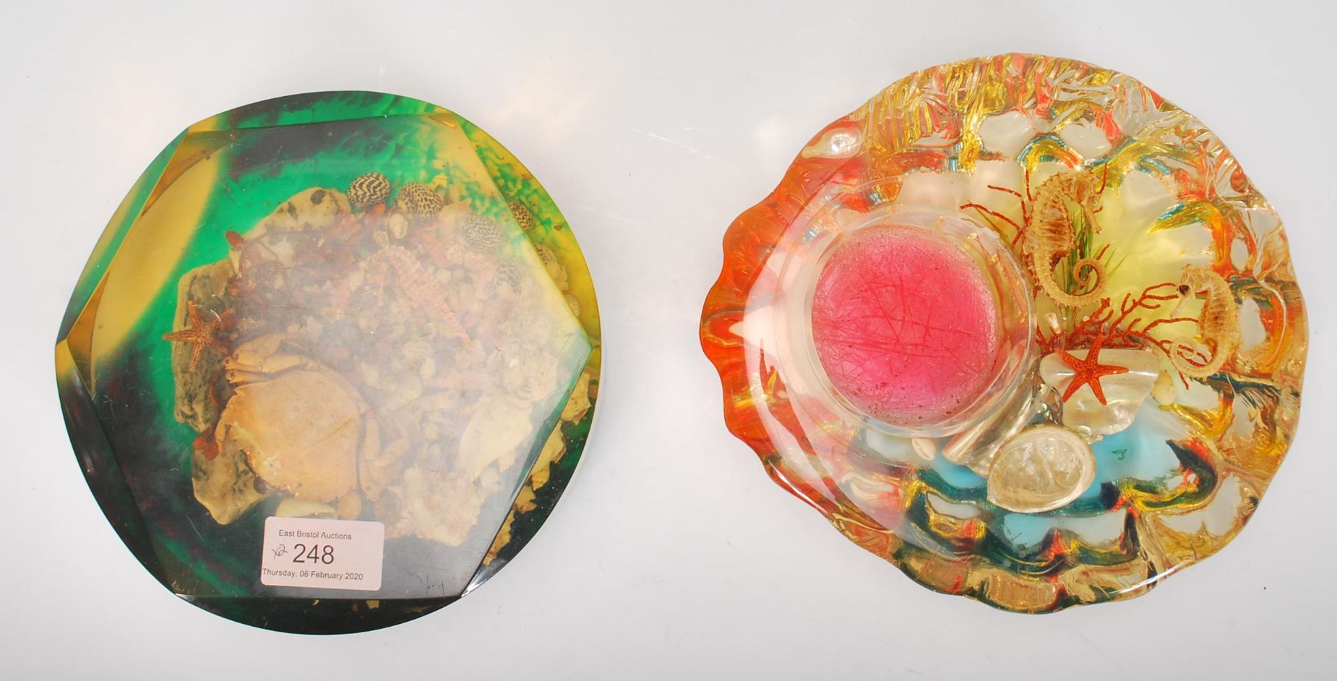 A pair of 1960's retro kitsch lucite large acrylic resin set marine / sea life paperweights with a - Bild 6 aus 12