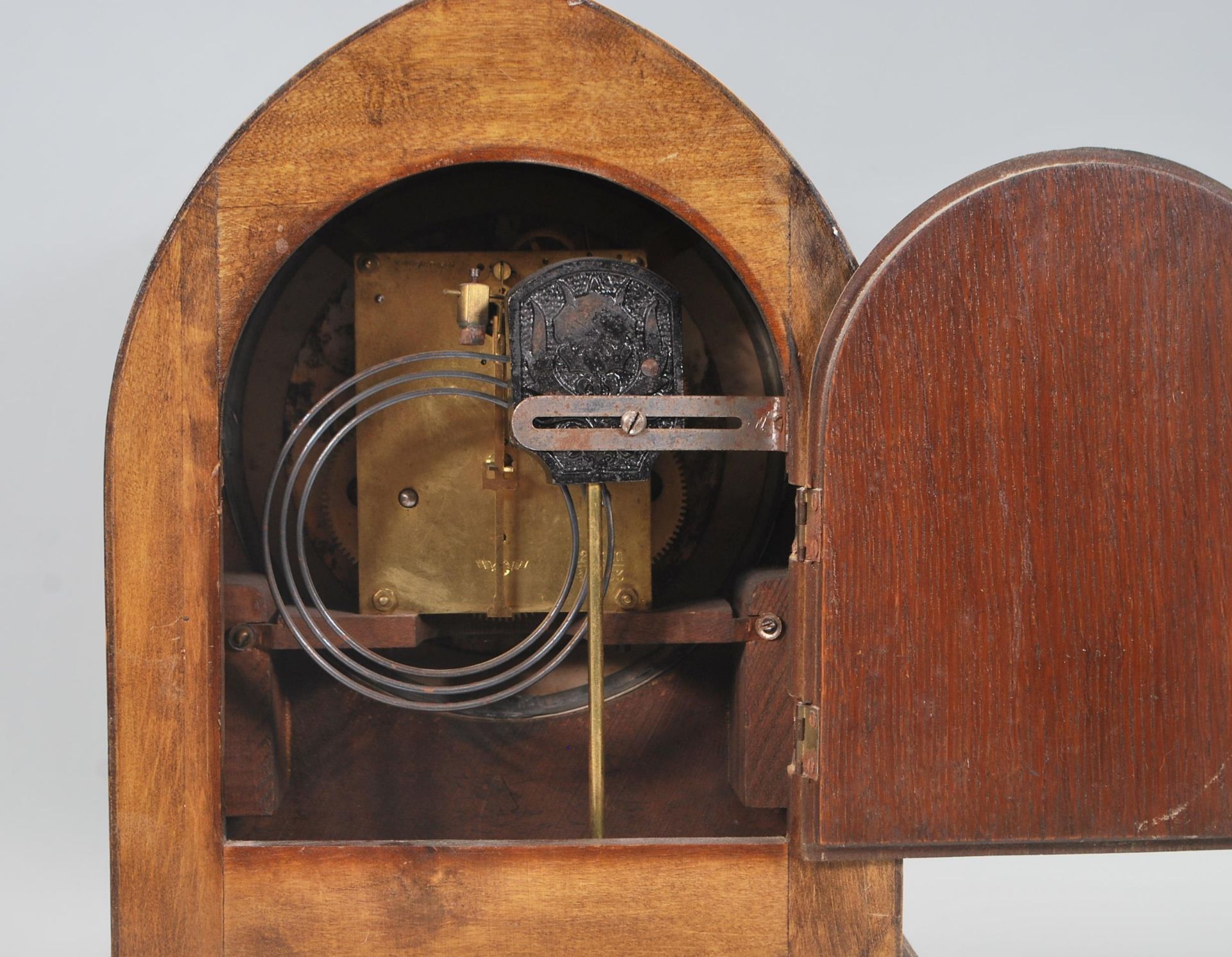 An early 20th century mahogany cased English bracket clock having inset 8 day brass movement. The - Bild 4 aus 7