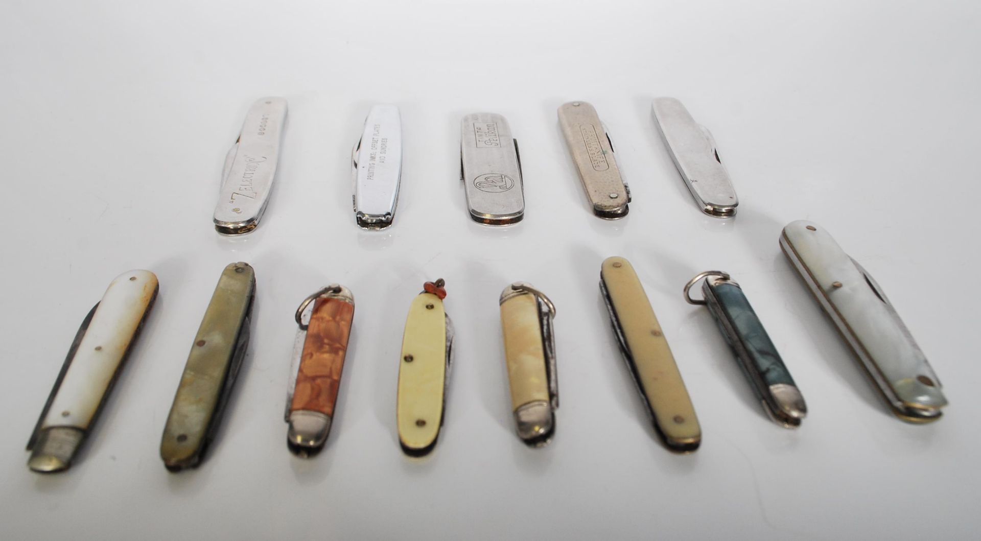 A collection of vintage 20th Century fruit knives to include some advertising examples, celluloid - Bild 2 aus 8