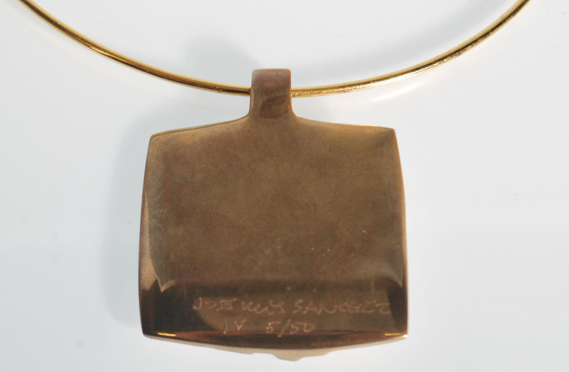 A limited edition bronze pendant, by Jose Luis Sanchez, `Pendentif IV`, signed and numbered 5/50 - Bild 5 aus 6