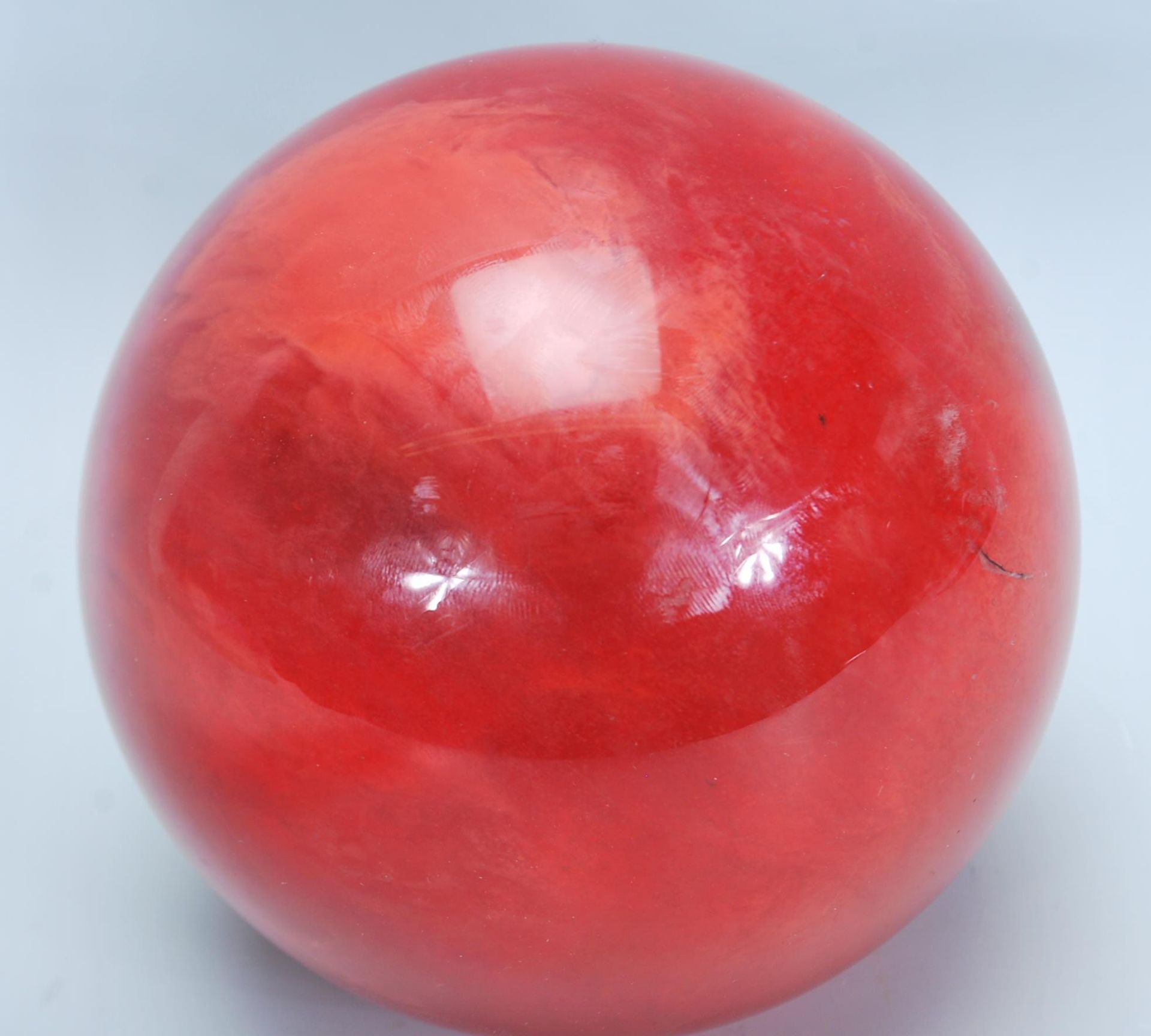 A vintage 20th Century heavy red glass witch type ball / decorative orb with swirl decoration within - Bild 5 aus 5