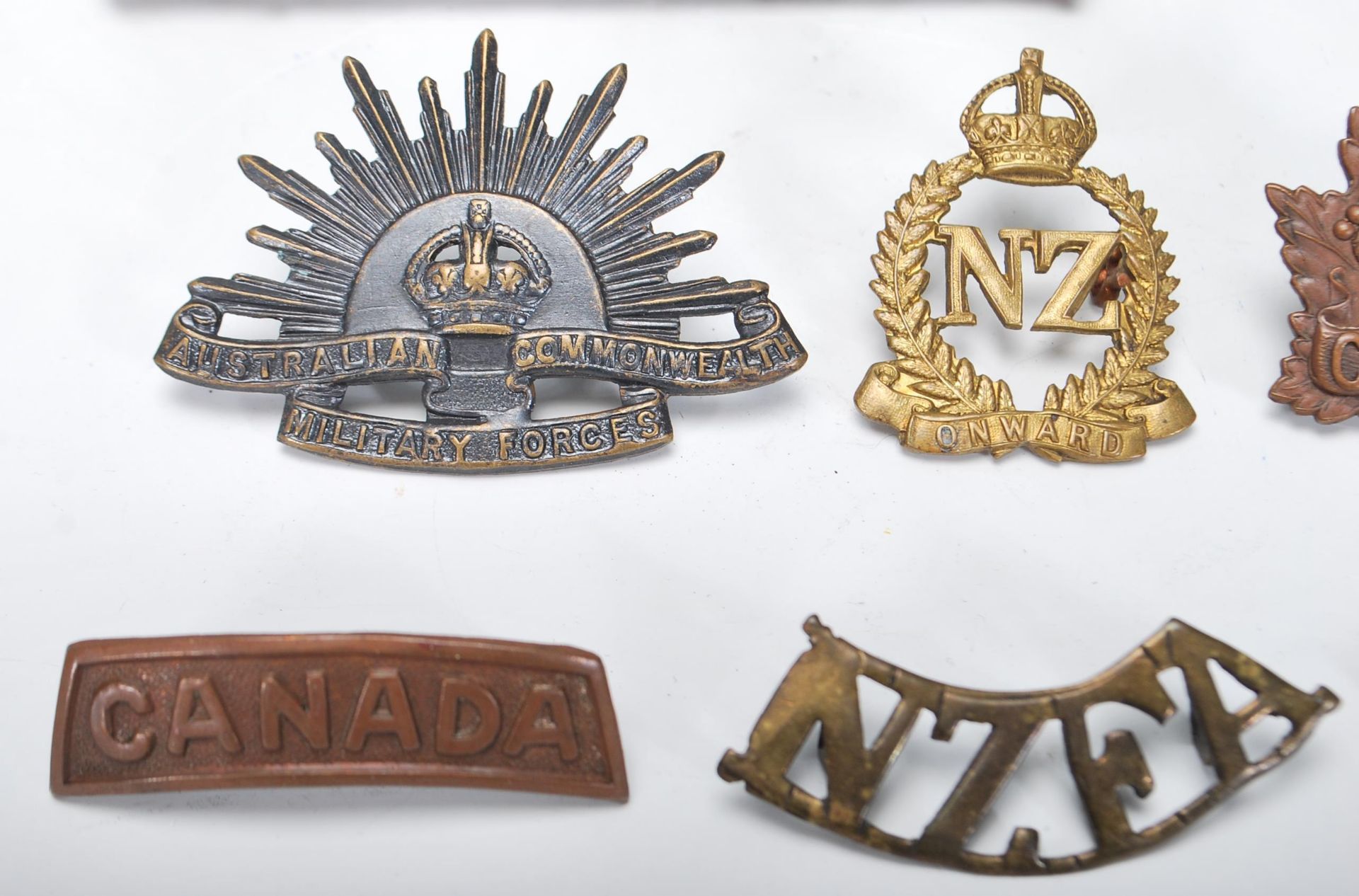 A small collection of circa World War One / WWI Commonwealth cap badges, name plates etc for - Bild 2 aus 7