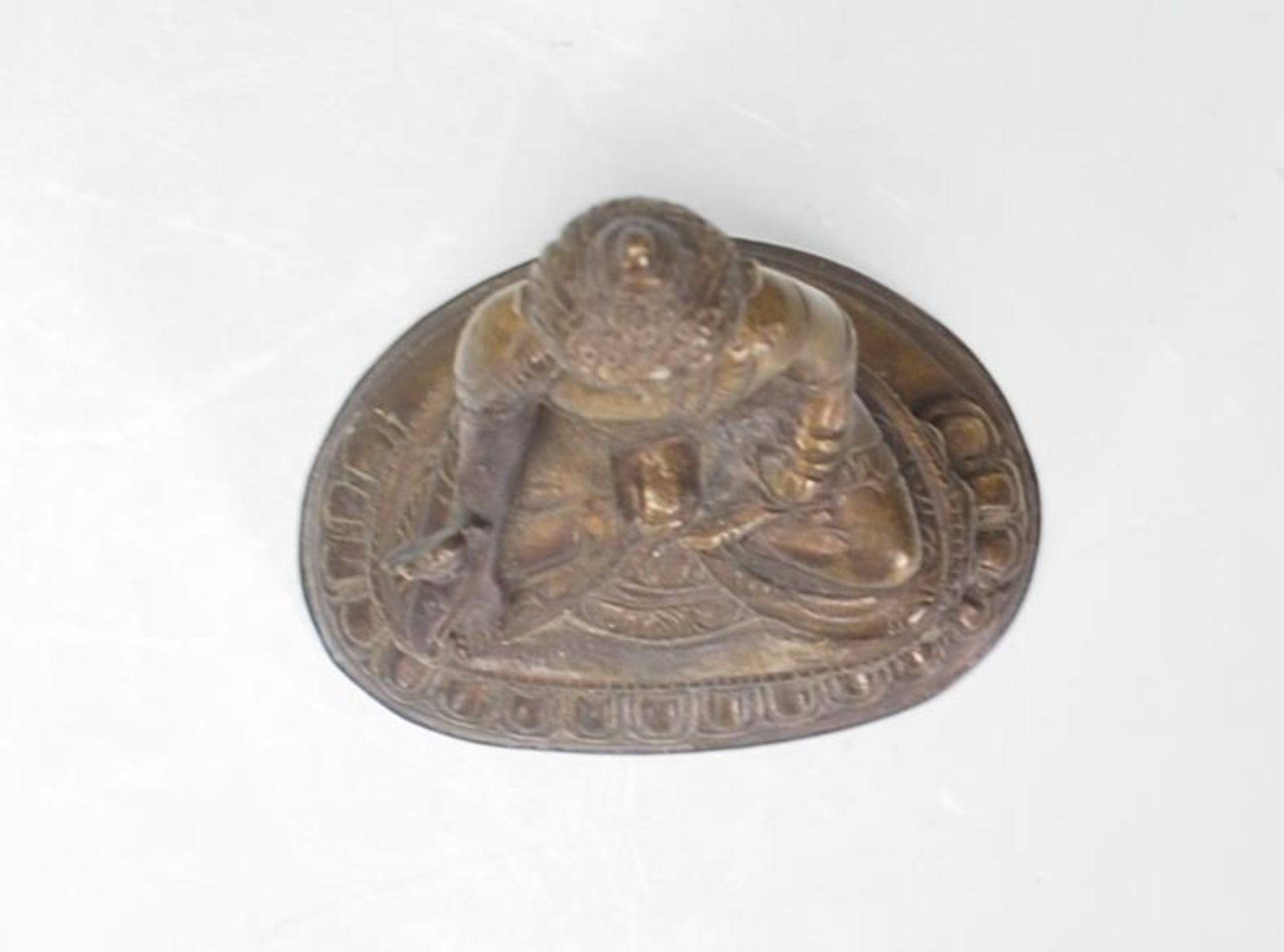 An Indian bronze figurine / ornament in the form of Buddha, modelled in a seated position raised - Bild 5 aus 6