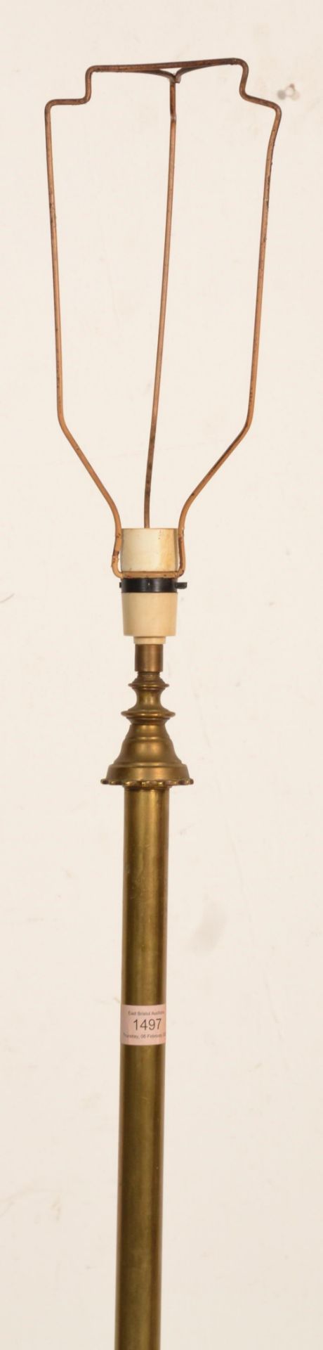 A vintage early 20th Century converted to electric brass floor standing lamp having a decorative - Bild 3 aus 4