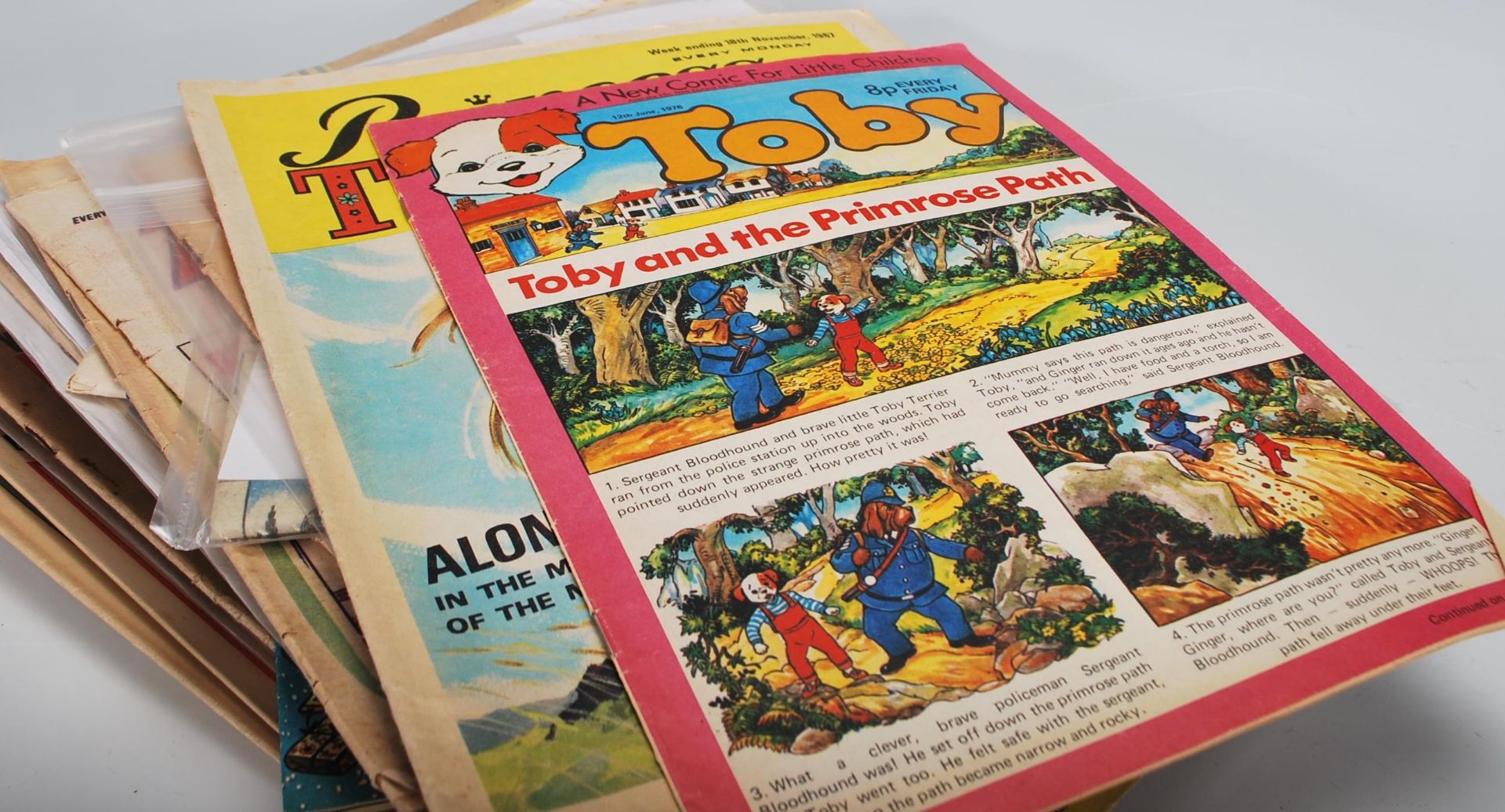 A large collection mixed vintage 20th Century magazines and comics to include a selection of John - Bild 10 aus 13