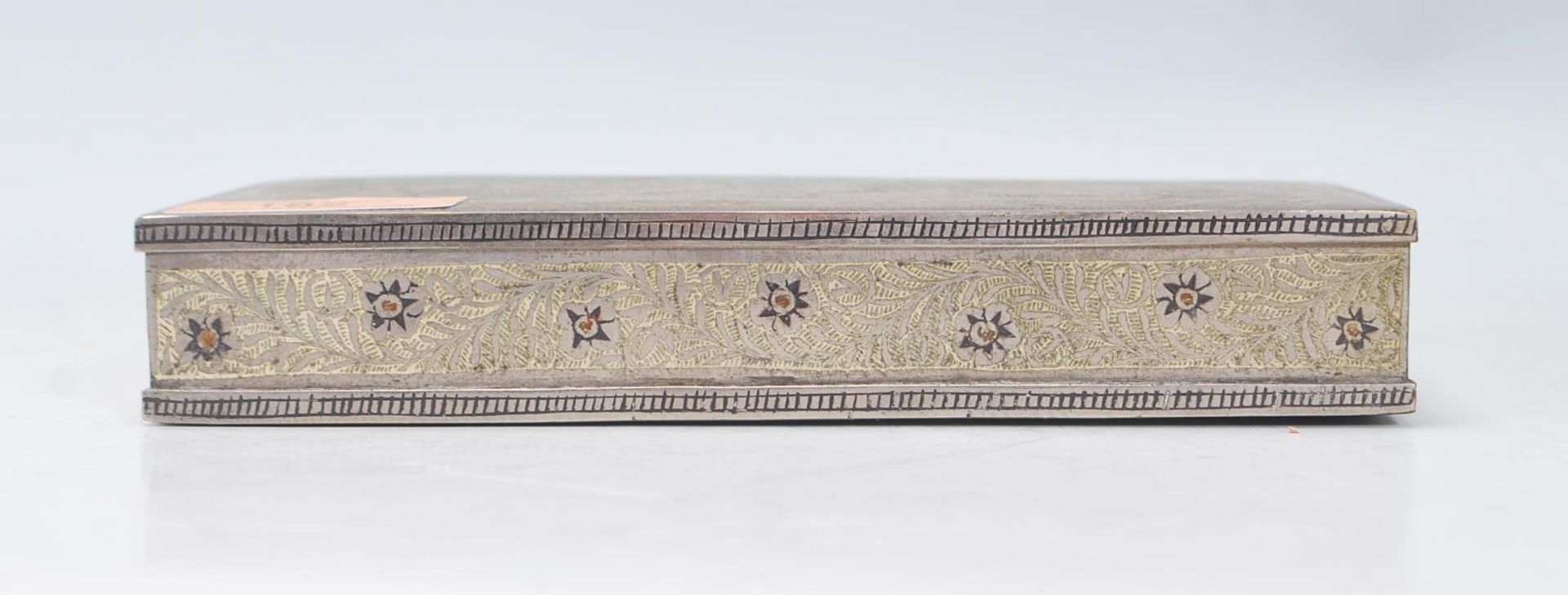 A 20th Century Indian white metal trinket box of rectangular form, the lid engraved with tiger - Bild 3 aus 10