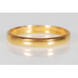 A hallmarked 22ct gold wedding band ring of simple form. Hallmarked Birmingham 1937. Weight 3.2g.