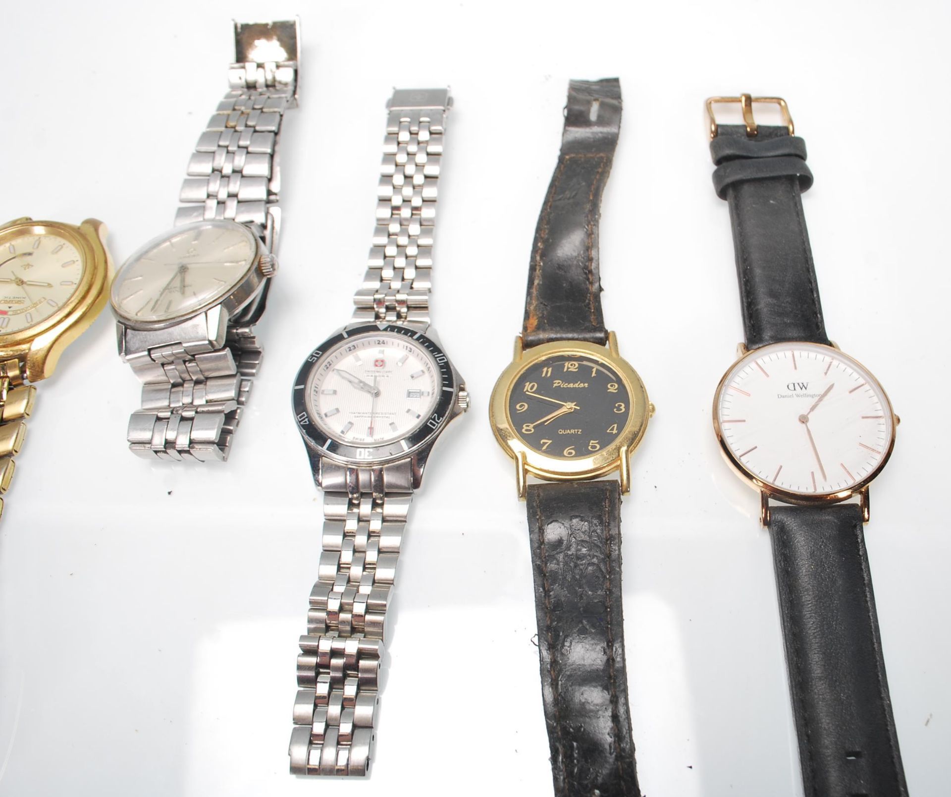 A mixed collection of vintage wrist and pocket watches to include a gold plated full hunter pocket - Bild 7 aus 8