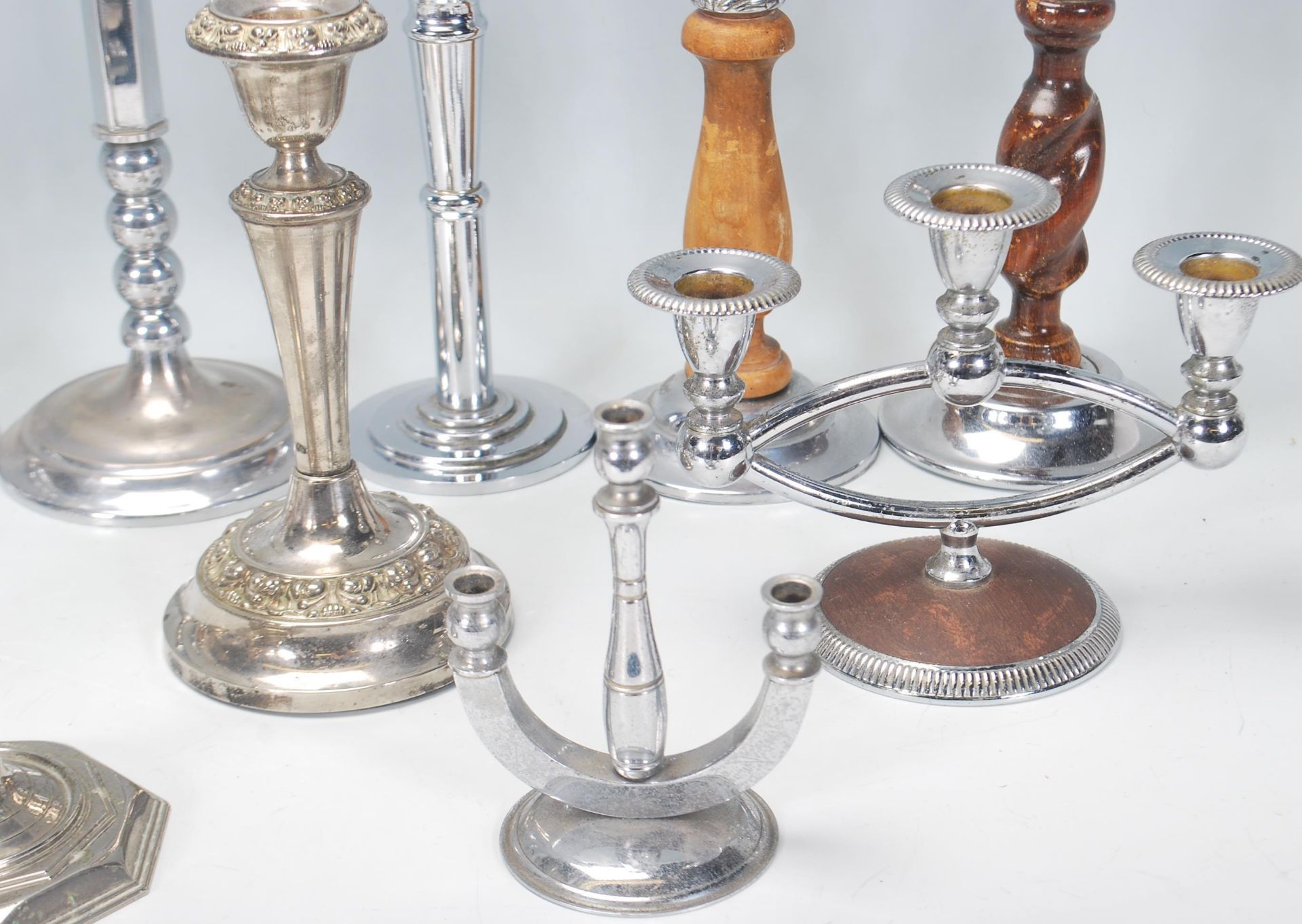 A good group of early 20th Century Art Deco candlesticks in matching pairs to include a heavy pair - Bild 4 aus 8