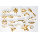 A group of 20 vintage mid 20th Century 1950's / 60's fashion brooches, many set with simulation