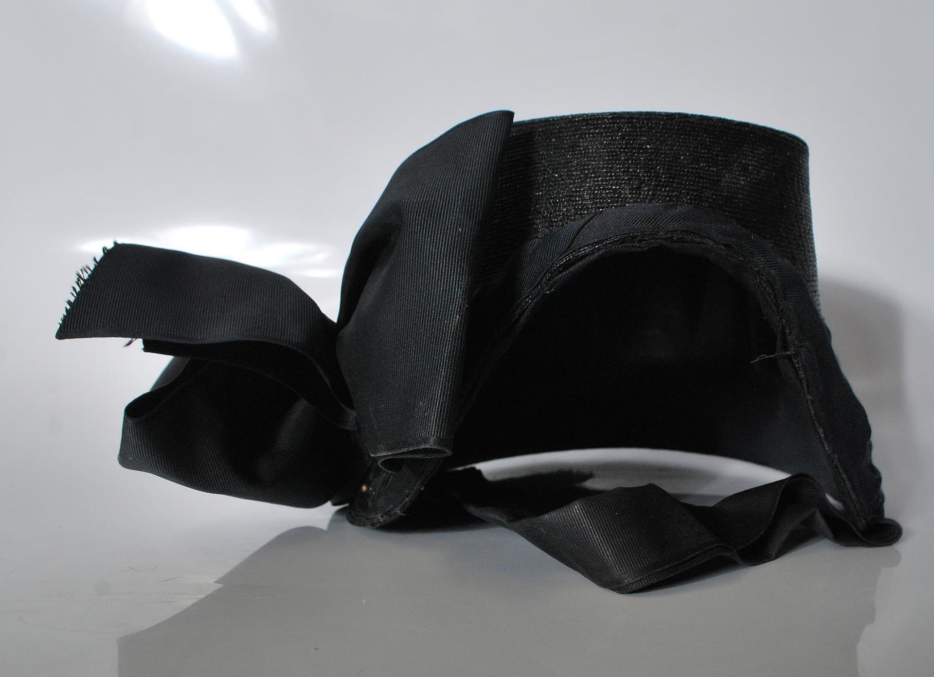 An early 20th Century Salvation Army bonnet finished in black having a red ribbon with gold - Bild 7 aus 11