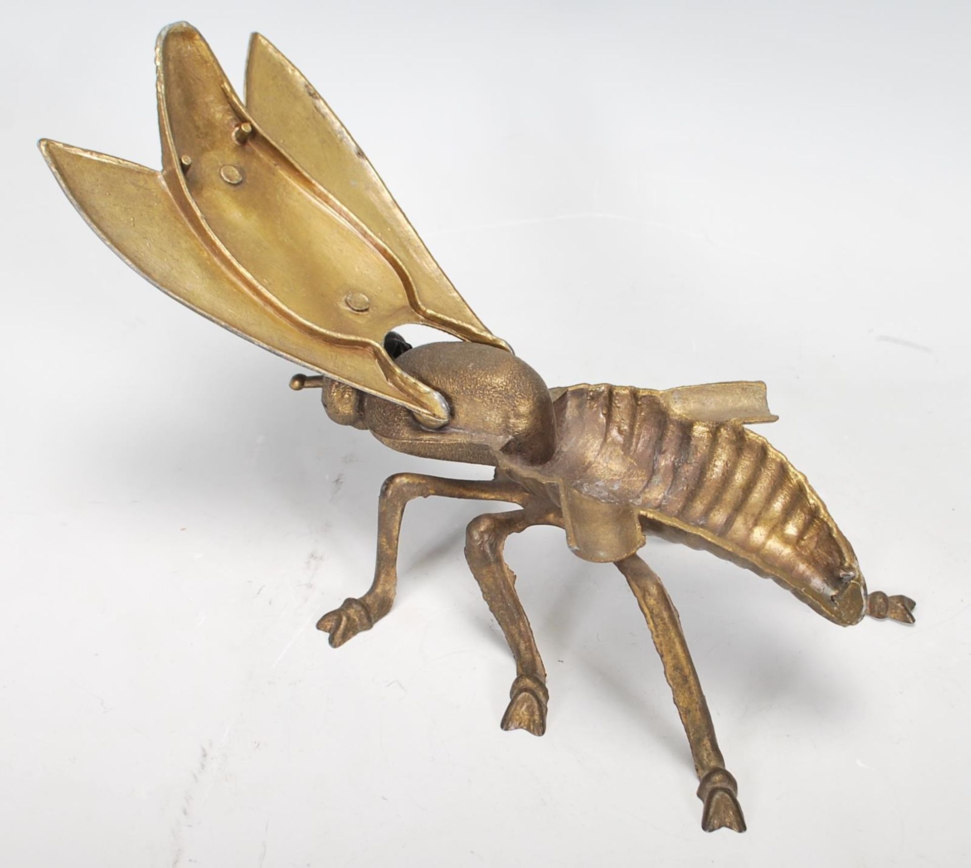 A vintage 20th Century brass ashtray in the form of a blue bottle fly, the wings lifting to reveal - Bild 4 aus 9