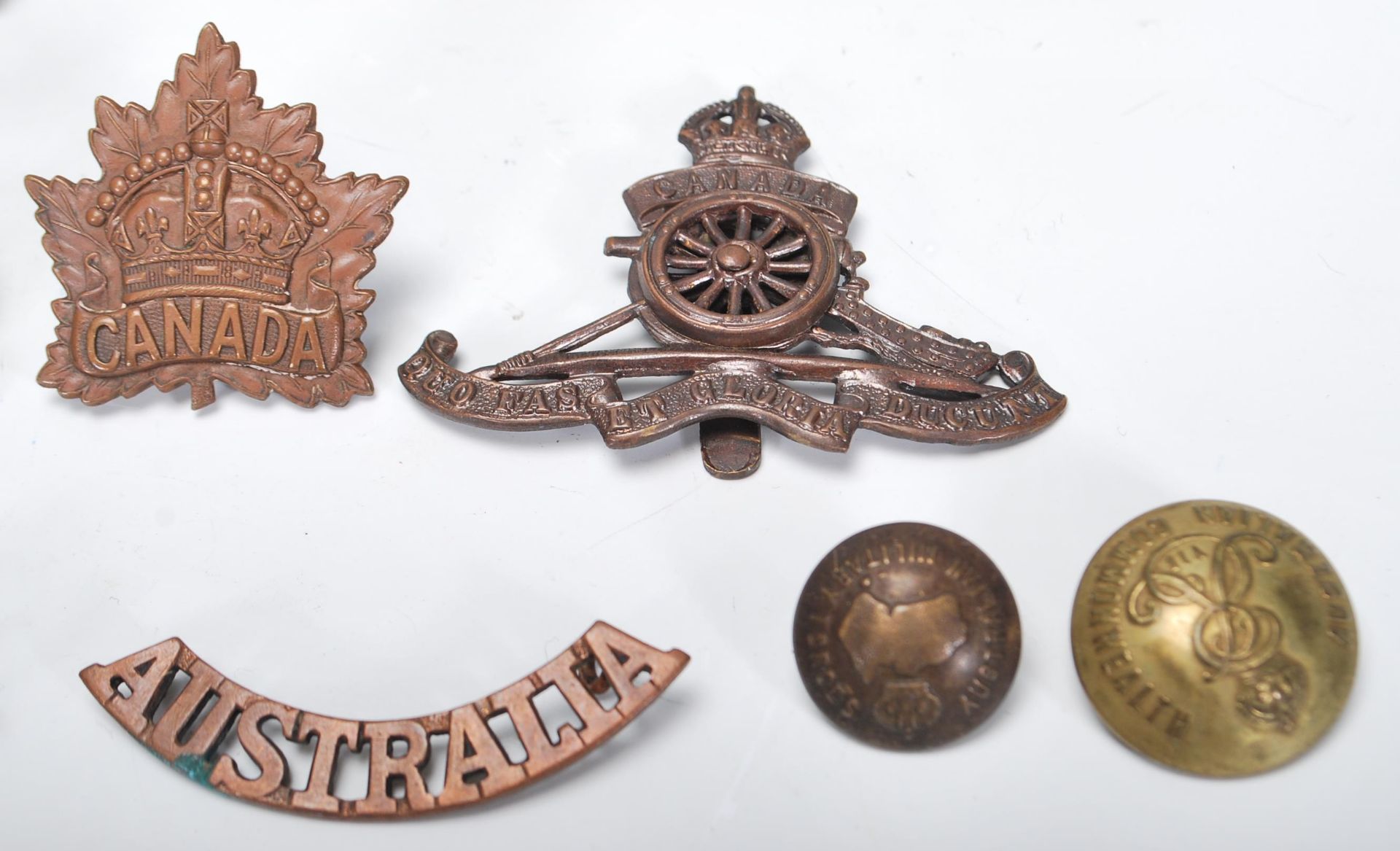 A small collection of circa World War One / WWI Commonwealth cap badges, name plates etc for - Bild 3 aus 7