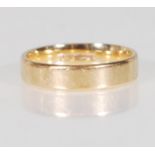 A hallmarked 9ct gold wedding band ring of simple form. Hallmarked London. Weight 4.0g. Size R.5.