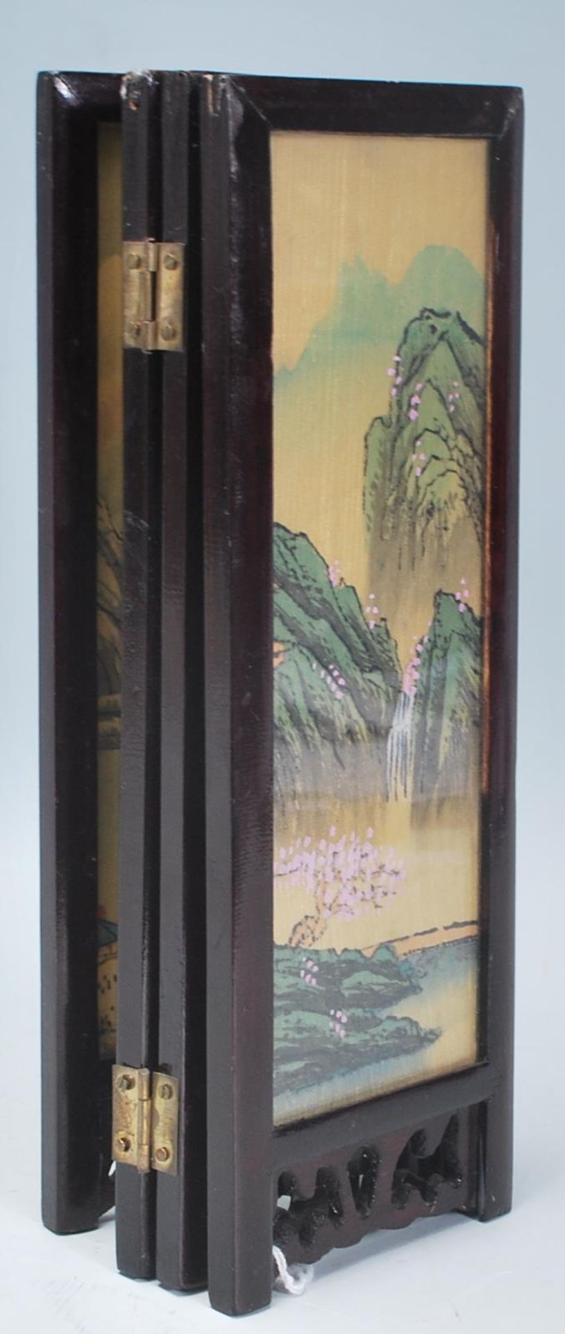 A 20th Century Chinese wooden table screen of small proportions having a dark wooden frame each - Bild 3 aus 3