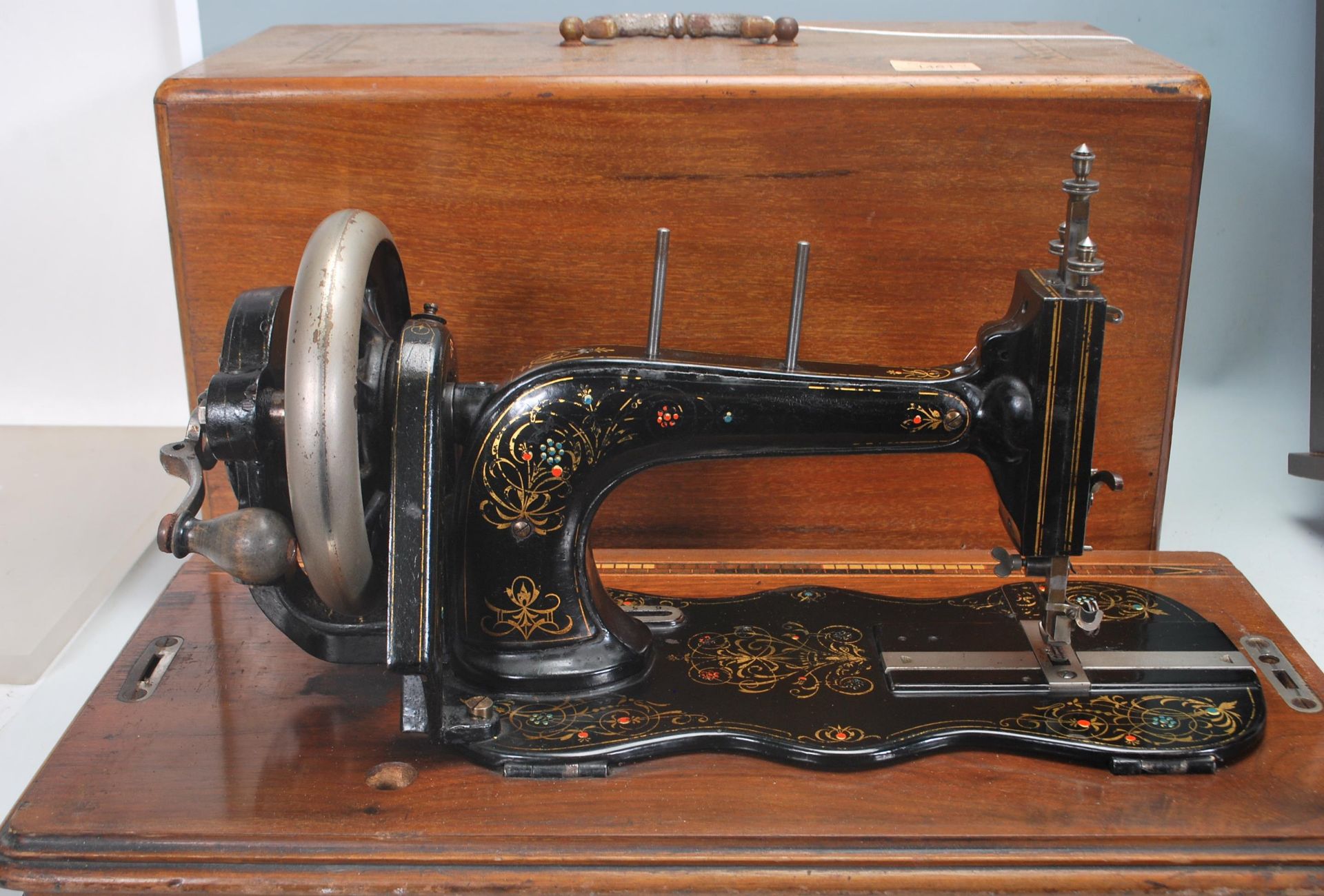 An Edwardian mahogany inlaid cased Singer sewing machine, the case complete with the key housing - Bild 2 aus 5
