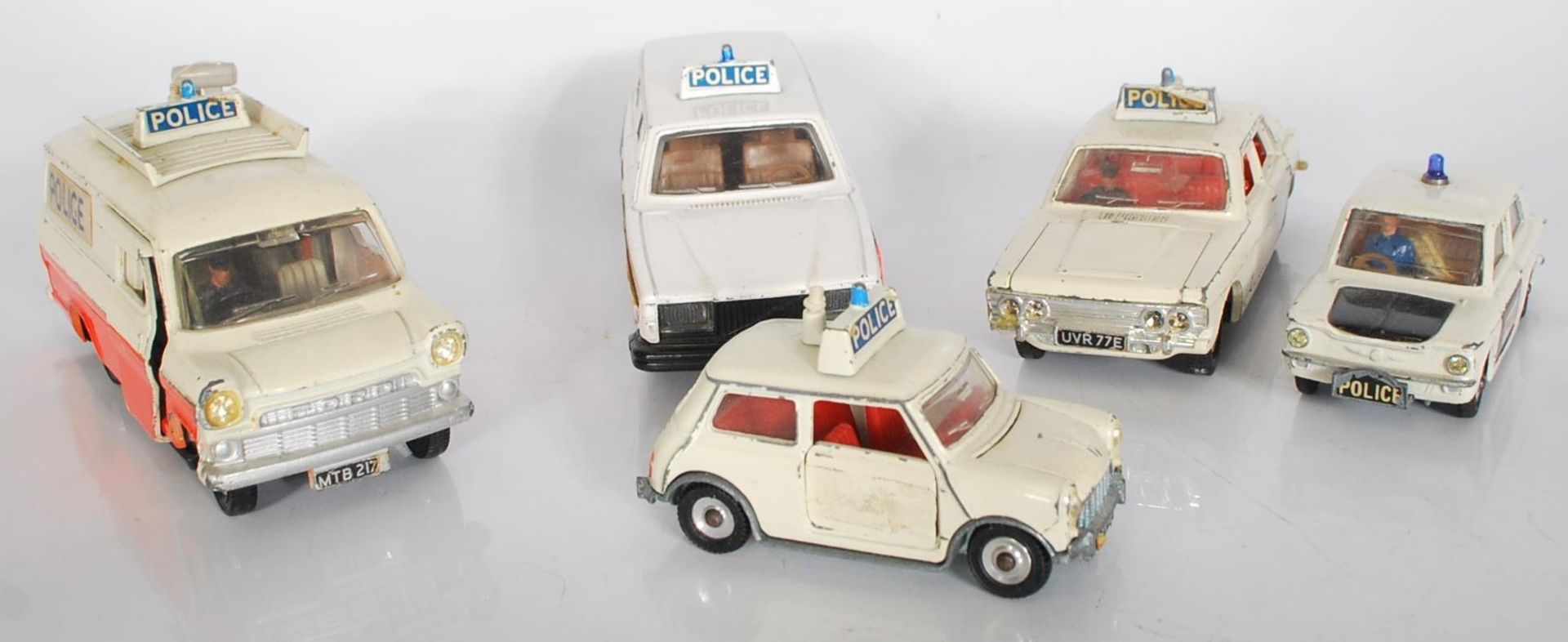 A collection of vintage diecast police related vehicles to include a boxed Ford Transit Police - Bild 5 aus 7