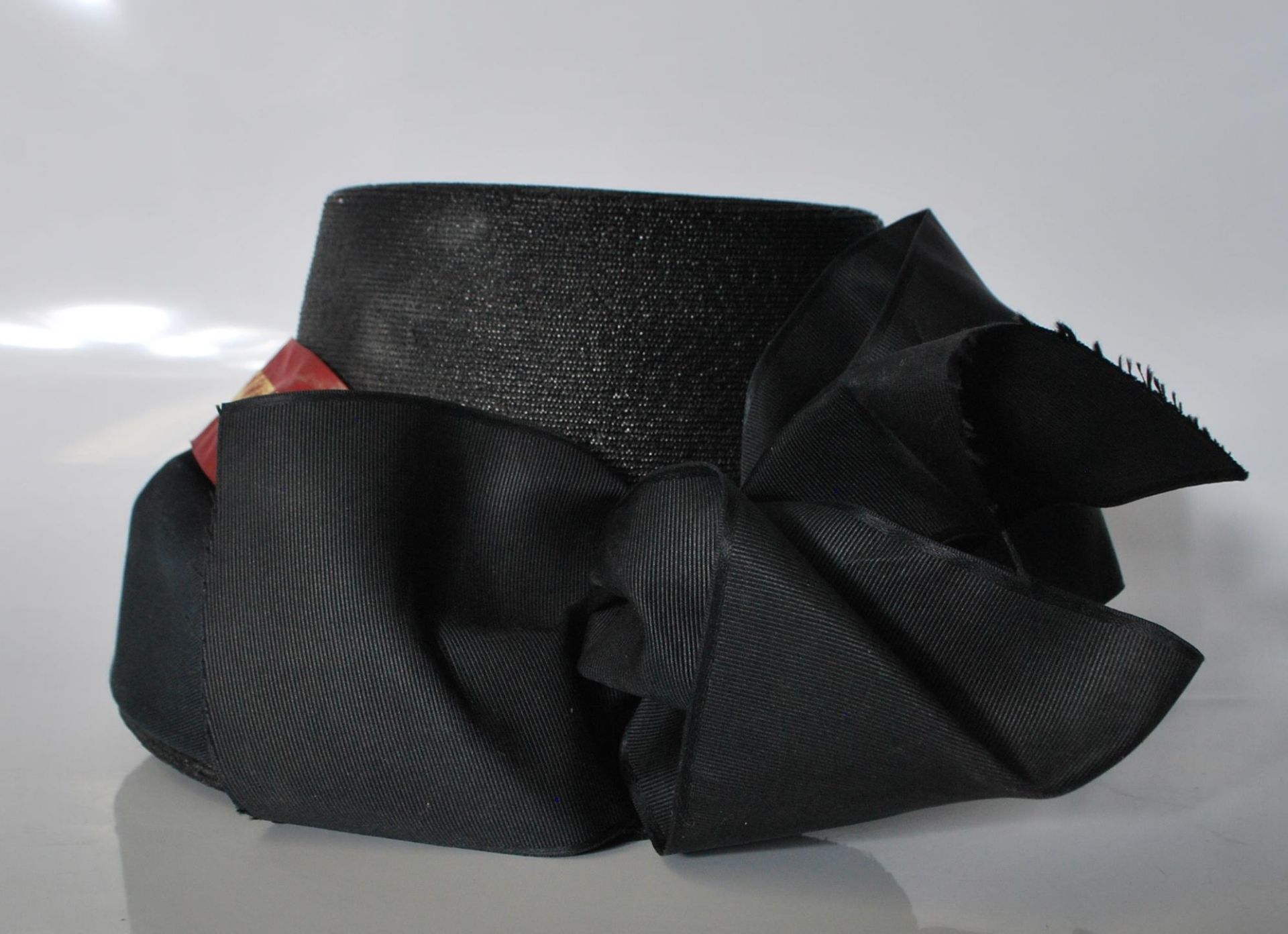 An early 20th Century Salvation Army bonnet finished in black having a red ribbon with gold - Bild 8 aus 11