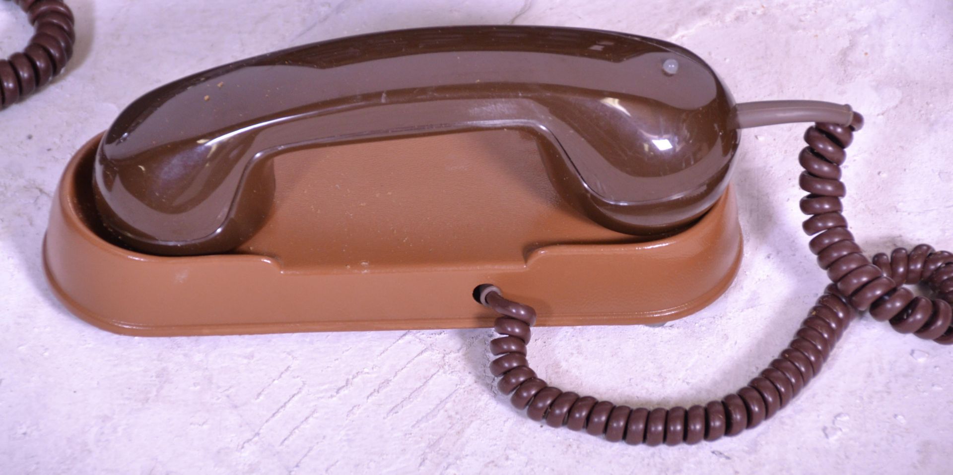 A cased set of twelve vintage retro 20th Century corded telephones within a black carry case. The - Bild 3 aus 4