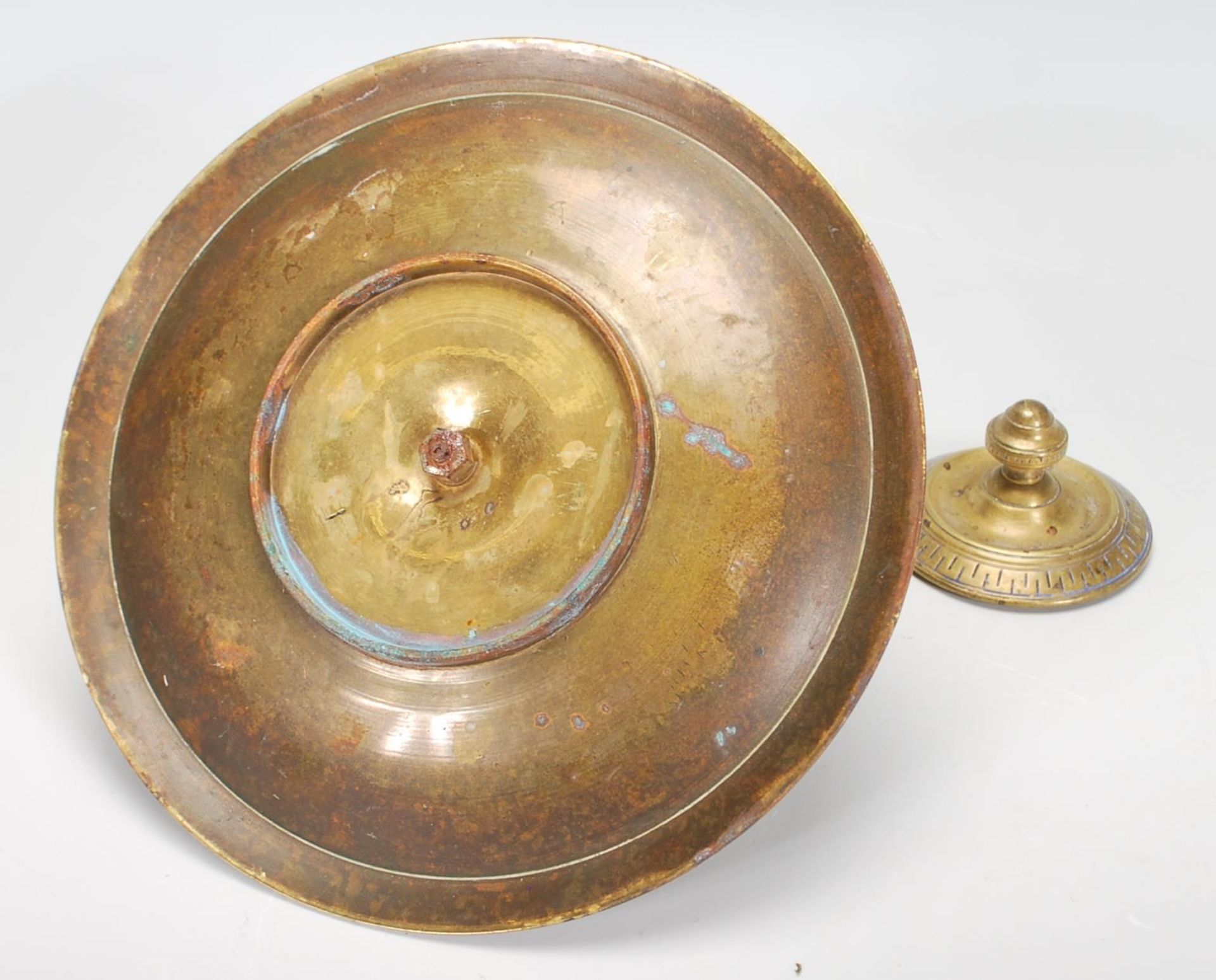 A Victorian 19th century brass desk top single inkwell. Raised on a circular tray pen base with - Bild 5 aus 8