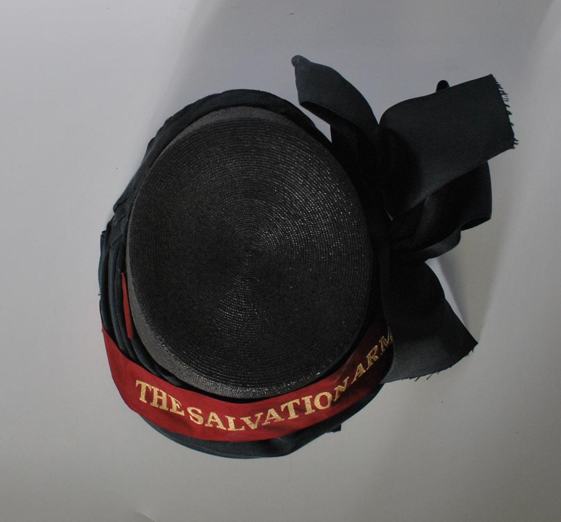 An early 20th Century Salvation Army bonnet finished in black having a red ribbon with gold - Bild 10 aus 11