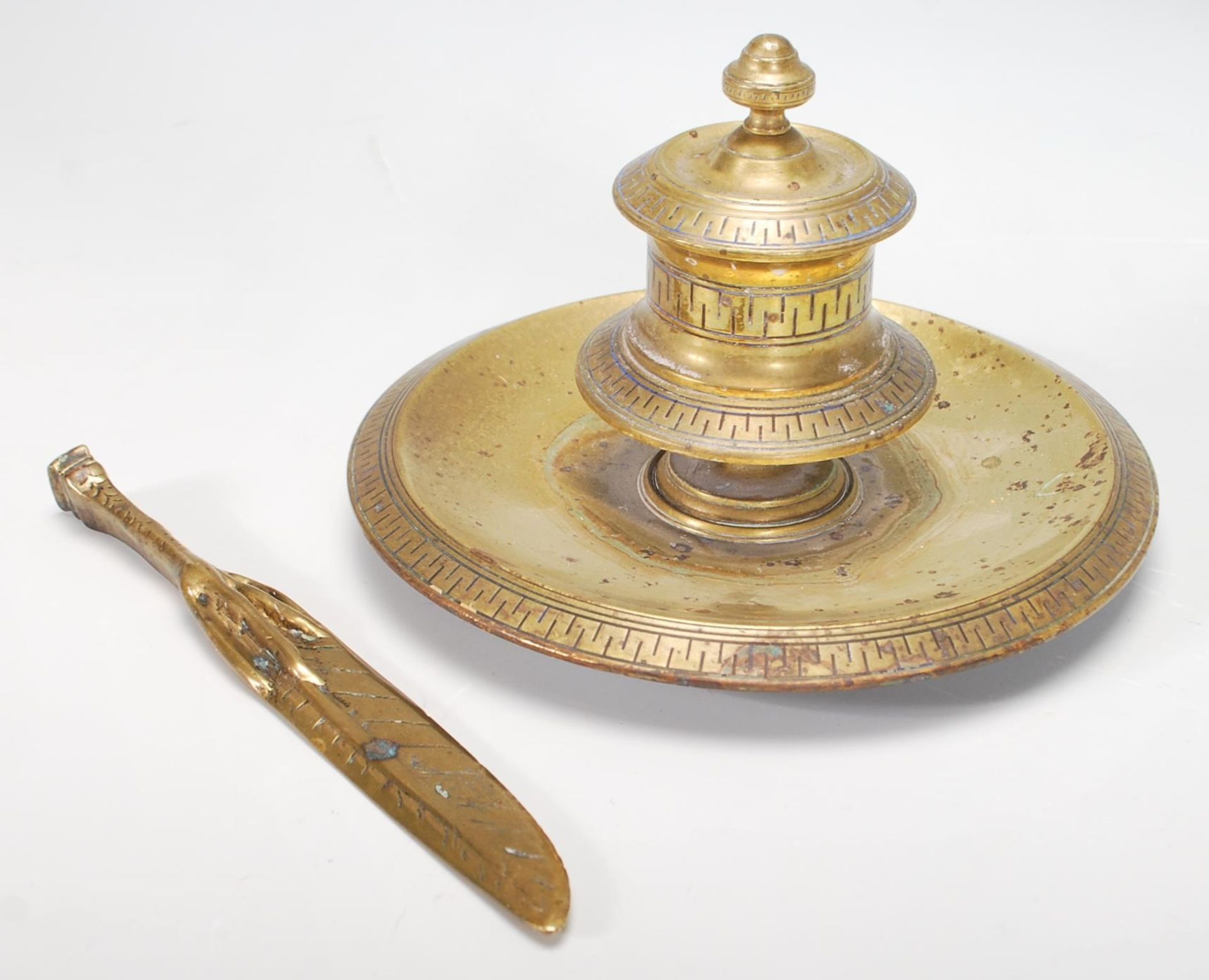 A Victorian 19th century brass desk top single inkwell. Raised on a circular tray pen base with - Bild 2 aus 8