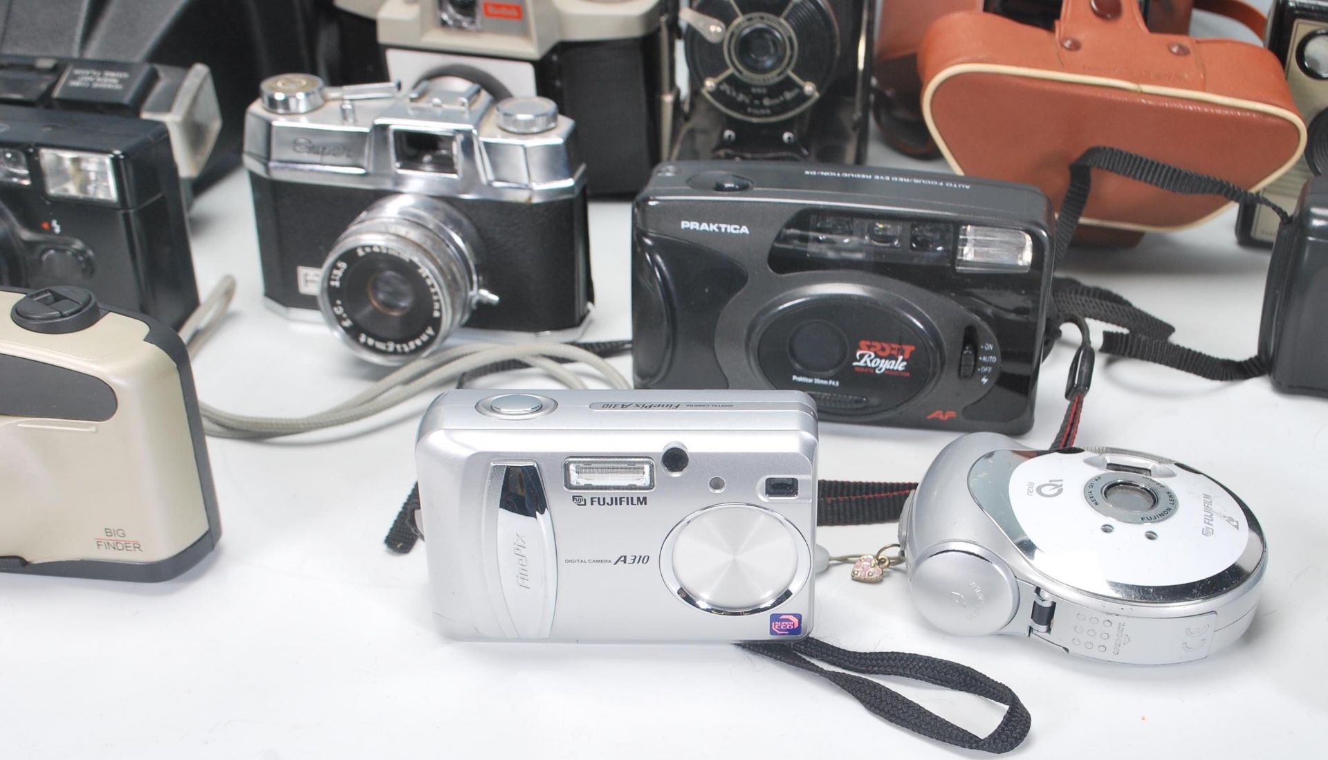 A large collection of 20th century vintage 35mm photography cameras to include: Halina 35X Super, - Bild 5 aus 6