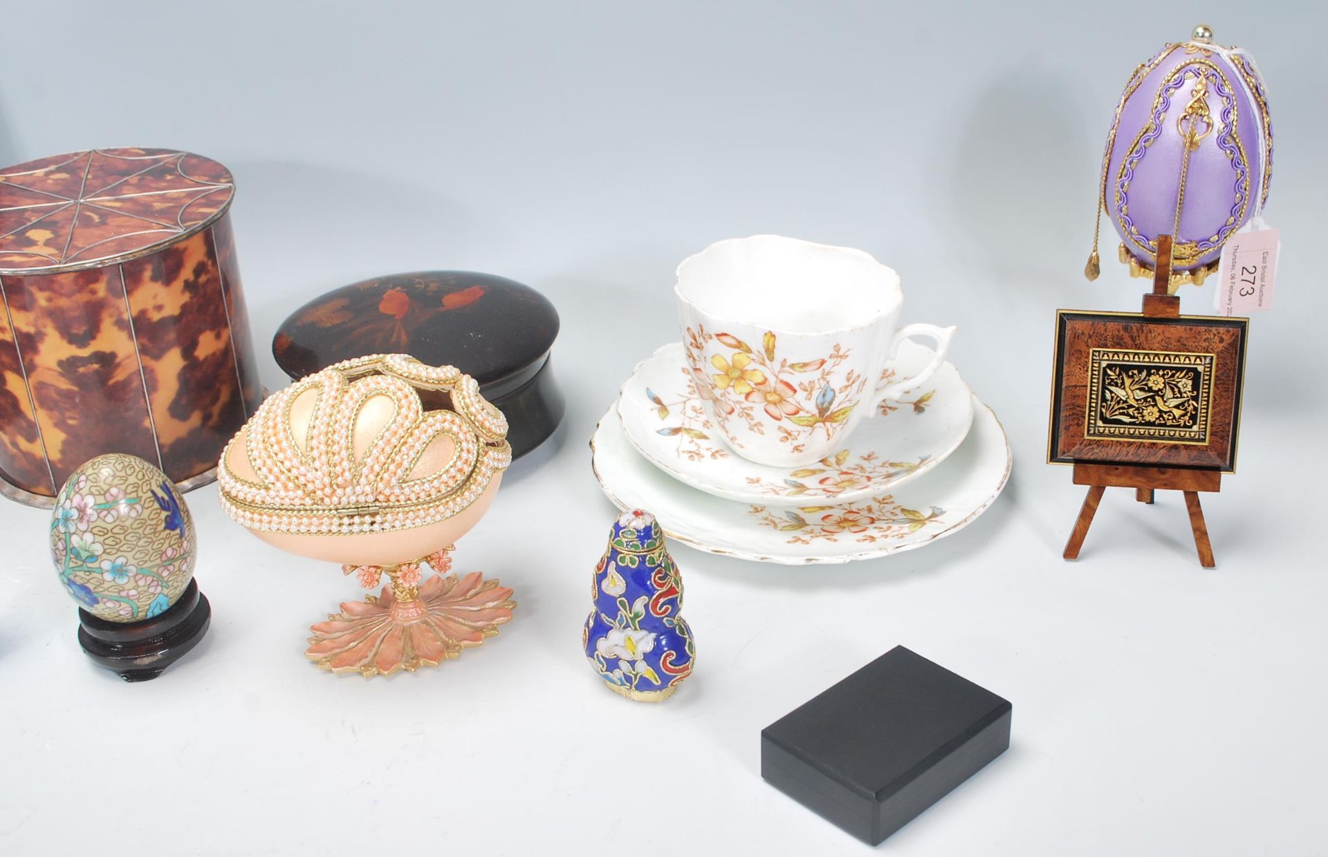 A selection of ornamental items to include a cloisonne egg and scent bottle, faux tortoise shell tea - Bild 7 aus 10