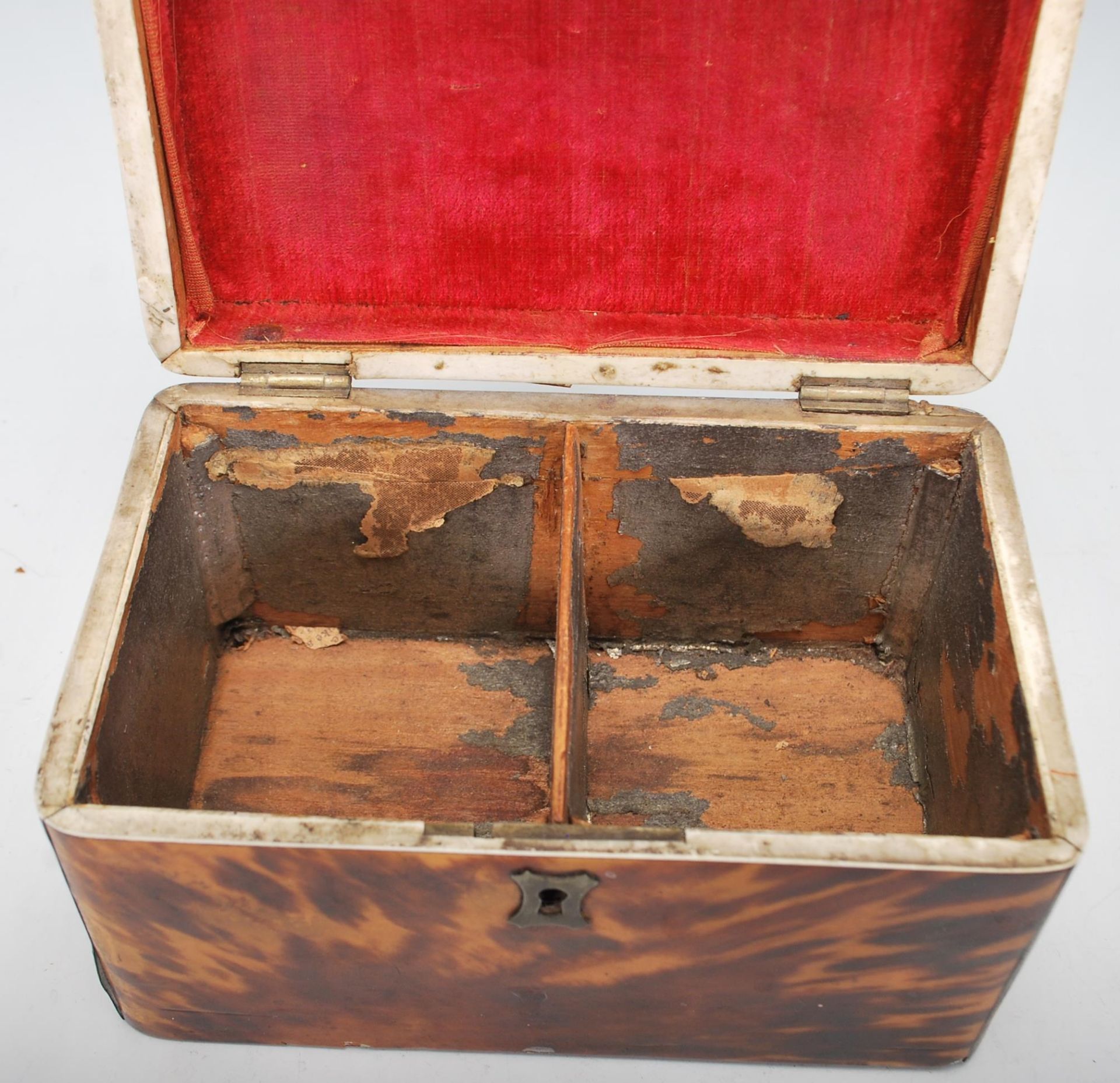 A 19th Century Victorian tortoise shell two division tea caddy with a hinged lid and two sections to - Bild 7 aus 8