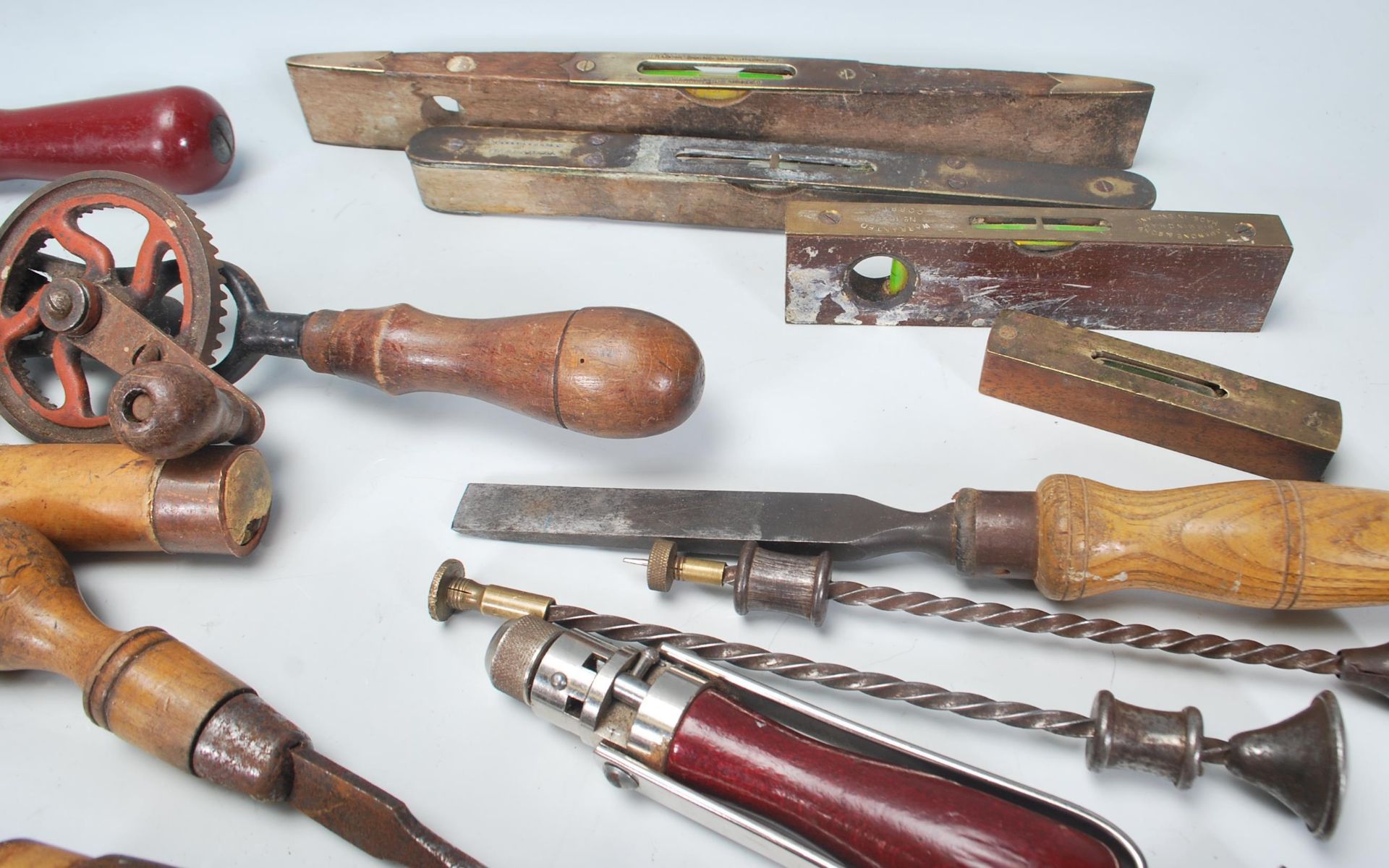 A good selection of antique / vintage woodworking and other tools to include a brass mounted saw, - Bild 5 aus 8