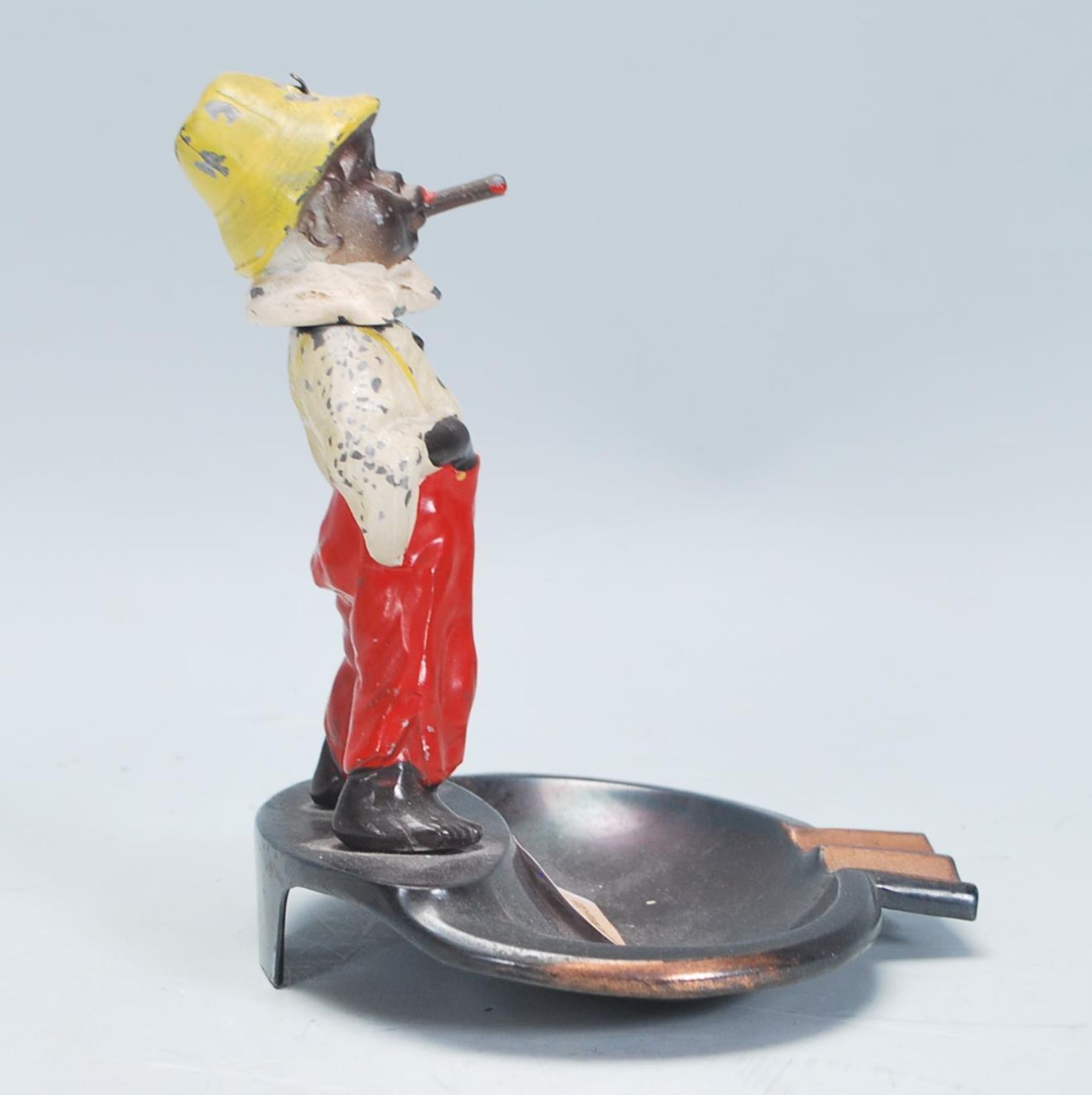 A vintage mid 20th Century novelty ashtray having a cold cast figurine of a boy smoking a cigar with - Bild 2 aus 7