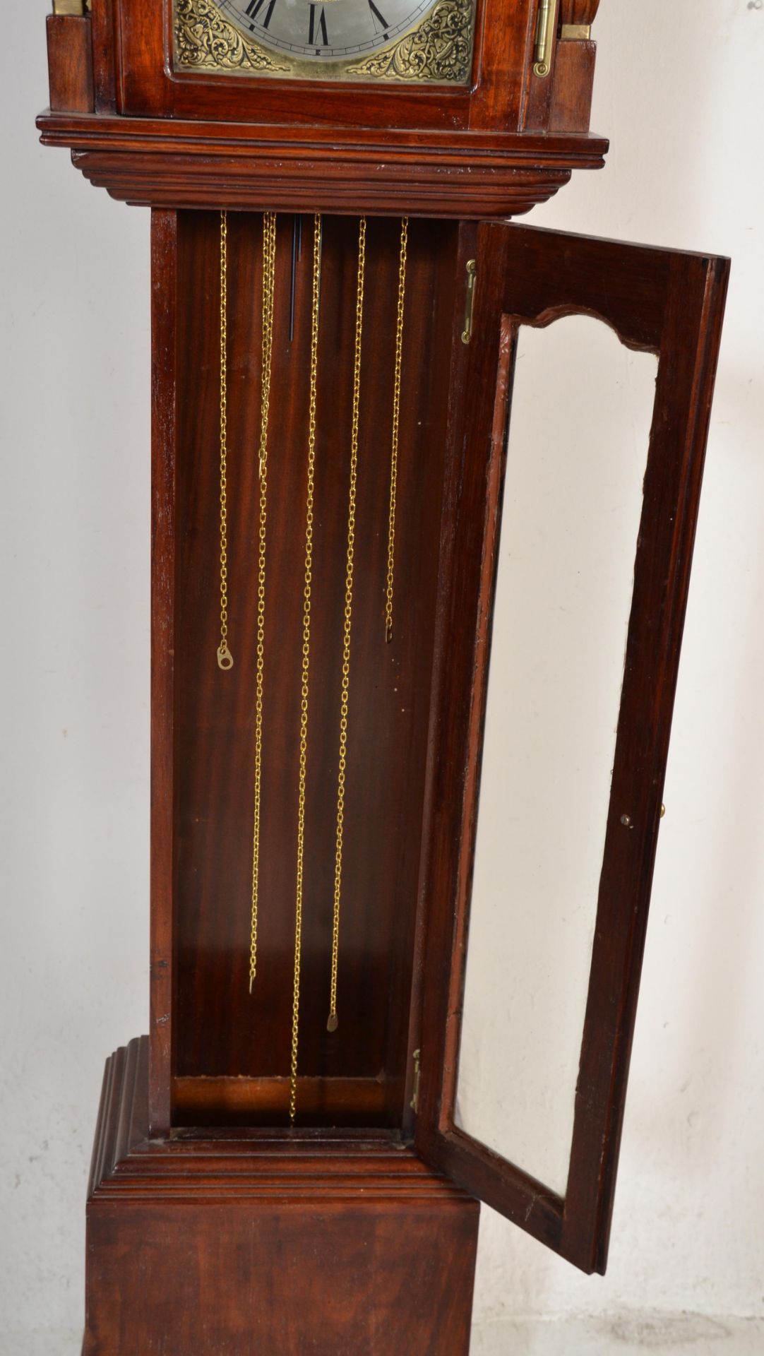 A 20th Century Tempus Fugit long case grandfather clock having a mahogany case having a broken - Bild 4 aus 7