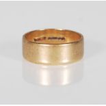 A hallmarked 9ct gold wedding band ring of simple form. Hallmarked London 1971. Weight 3.0g. Size