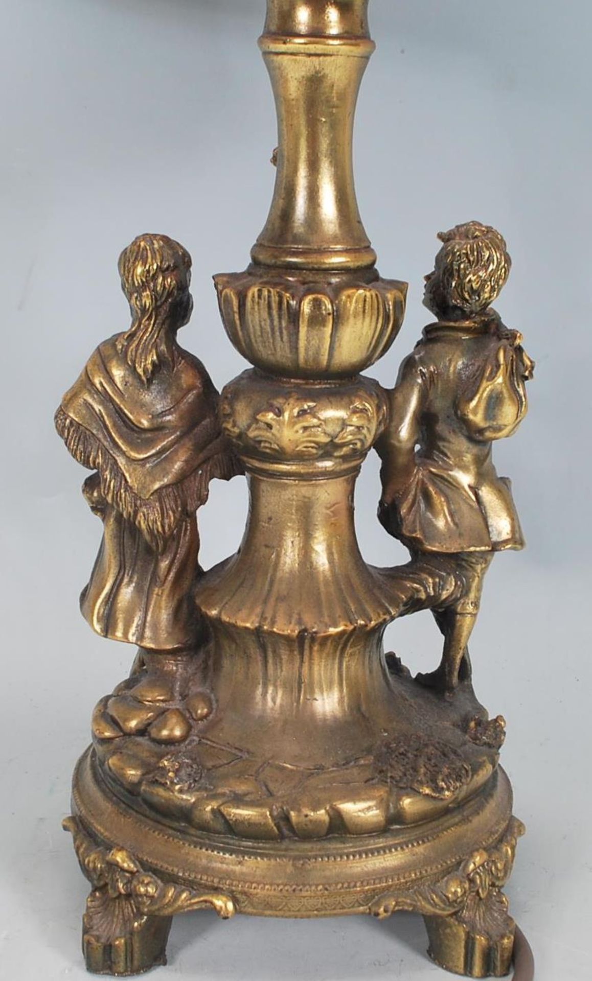 A vintage 20th Century gilt resin table lamp having moulded classical figures with floral moulded - Bild 4 aus 5