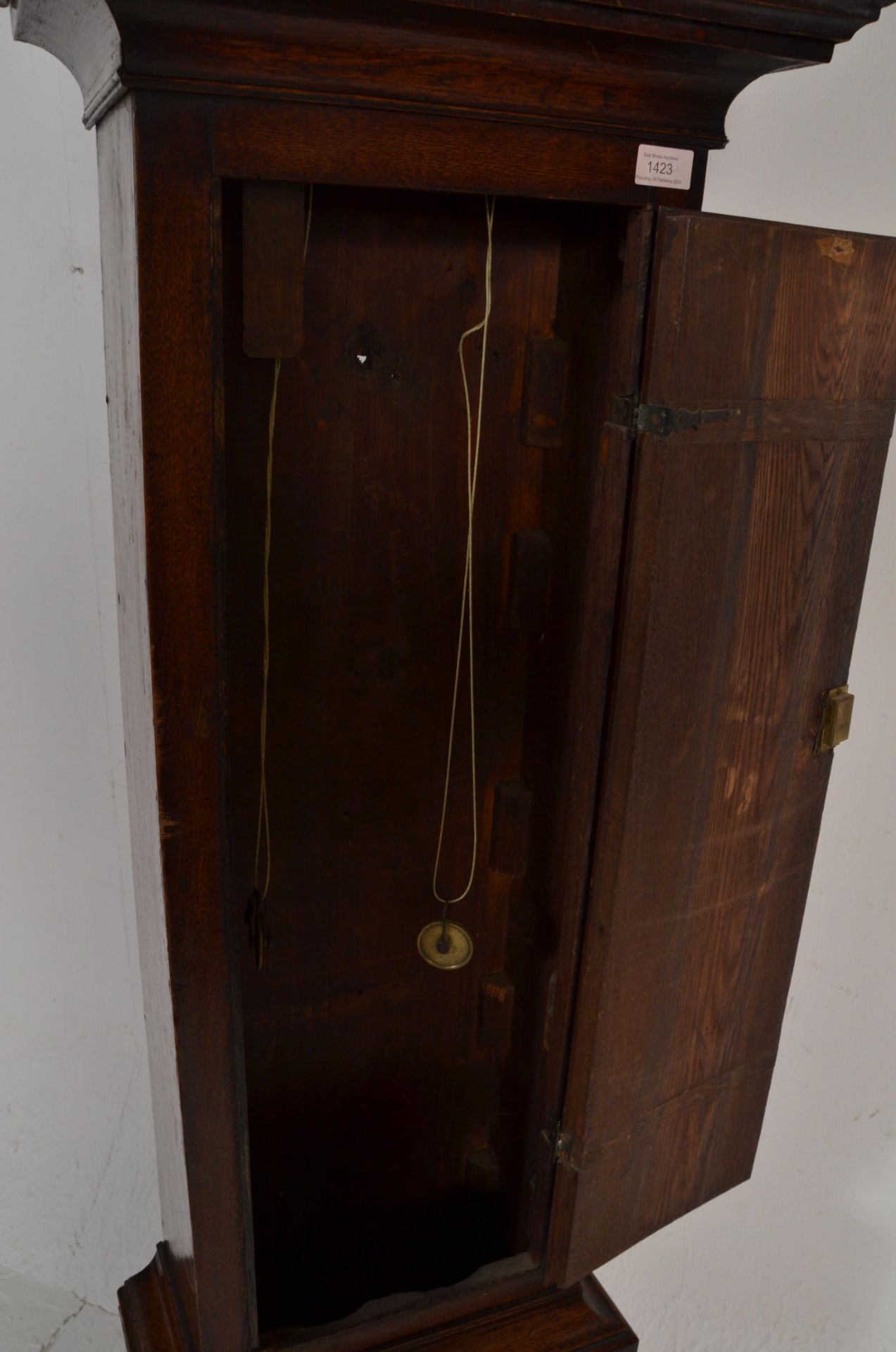 A 19th Century oak cased grandfather / longcase clock having a painted face with floral decoration - Bild 4 aus 5