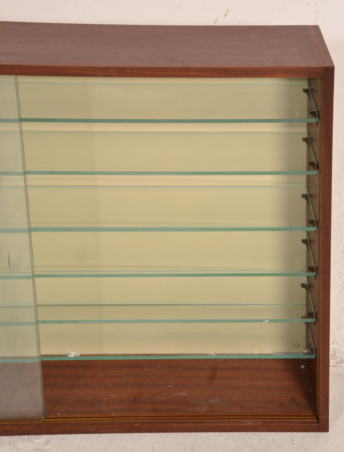 A vintage retro 20th Century shop / trinket / dinky toy display cabinet of oak construction fitted - Bild 5 aus 14