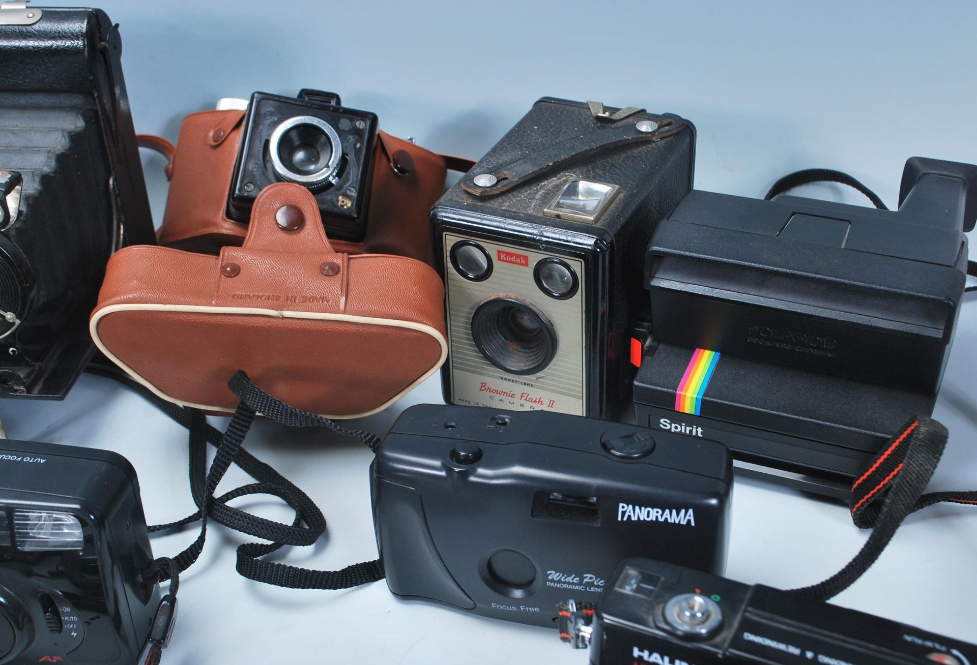 A large collection of 20th century vintage 35mm photography cameras to include: Halina 35X Super, - Bild 4 aus 6