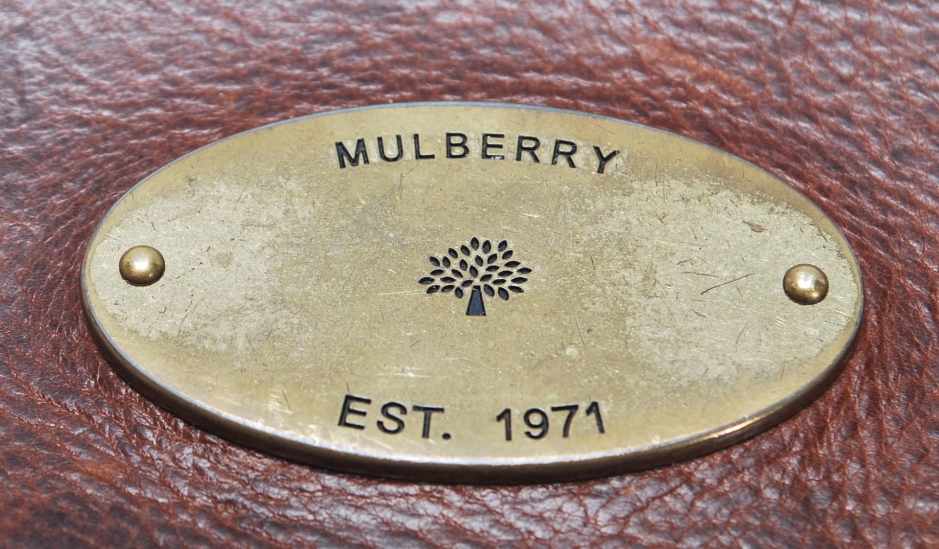 A vintage Mulberry ladies brown leather purse of folding design having a brass oval panel to the - Bild 6 aus 6