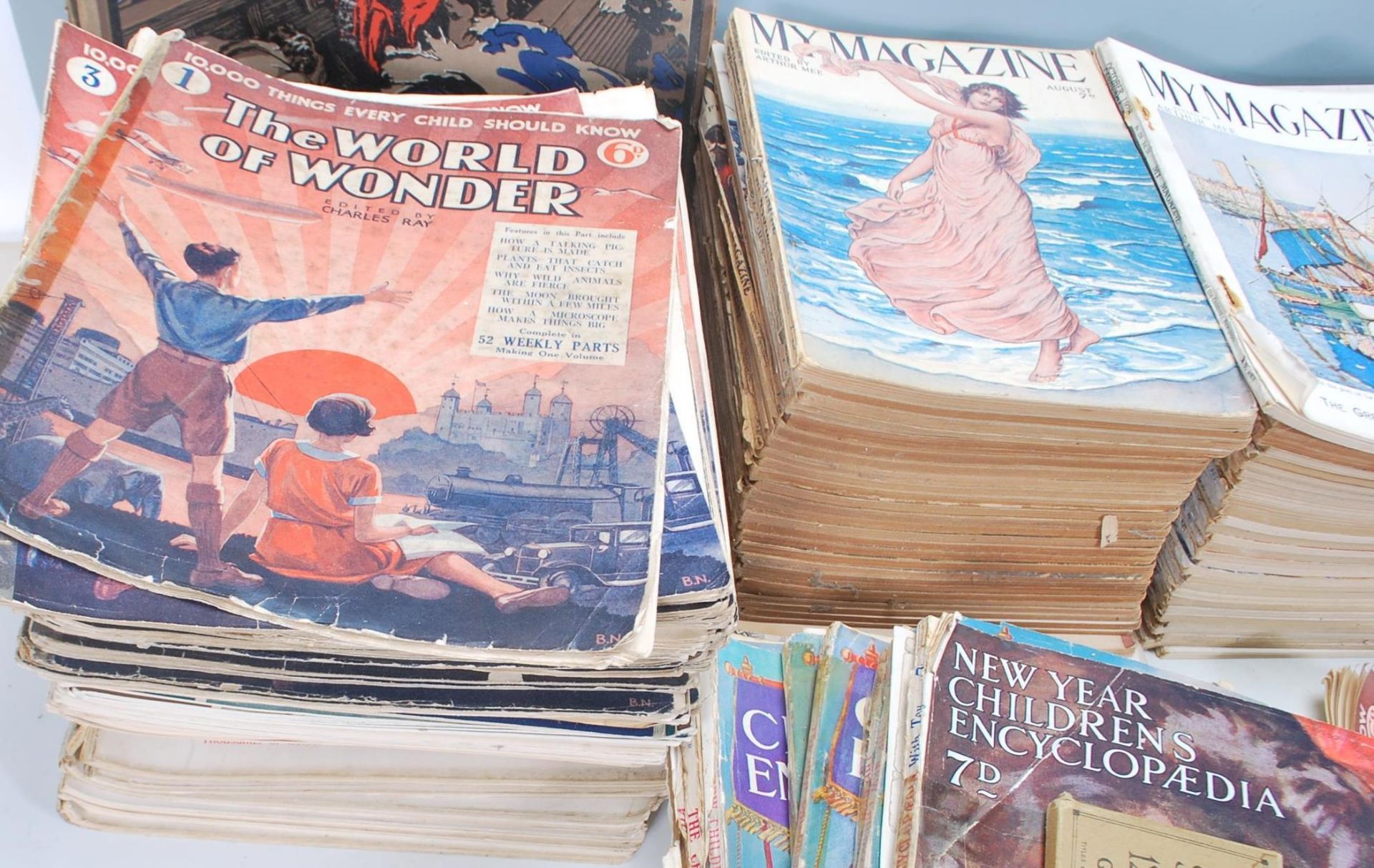 A mixed collection of vintage 20th Century magazines / ephemera to include a selection of 'The World - Bild 11 aus 16
