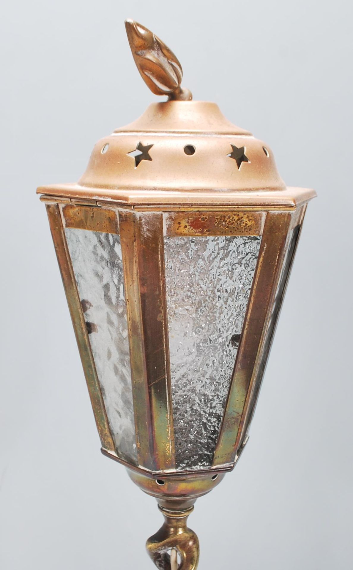 A vintage 20th Century brass and copper table lamp in the form of a street lantern with textured - Bild 2 aus 7
