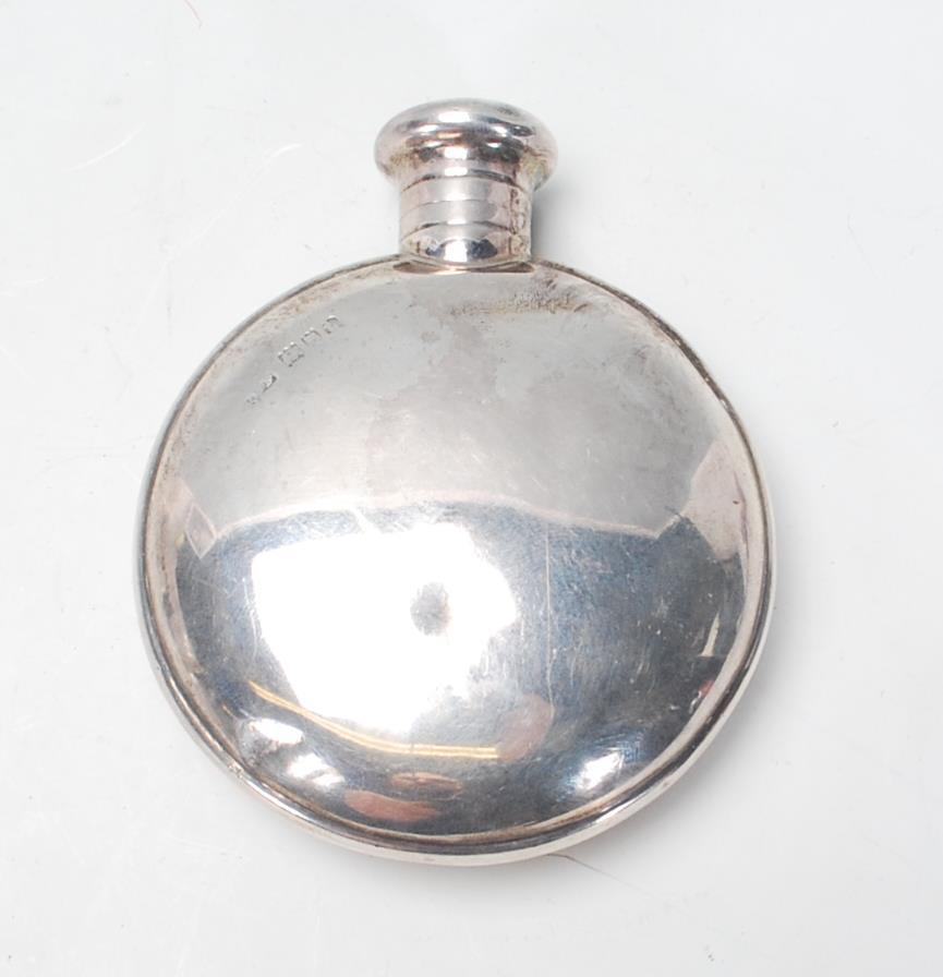 A good early 20th Century silver hallmarked moon flask / hip flask having a screw top. Hallmarked - Image 2 of 8