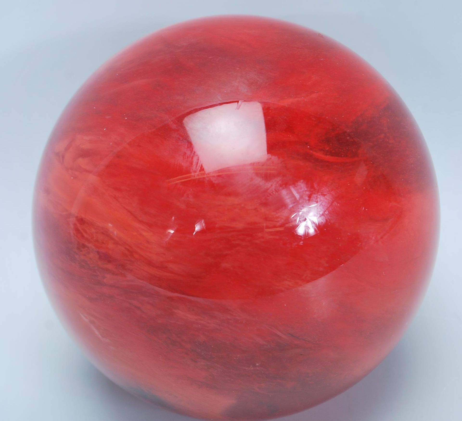 A vintage 20th Century heavy red glass witch type ball / decorative orb with swirl decoration within - Bild 4 aus 5