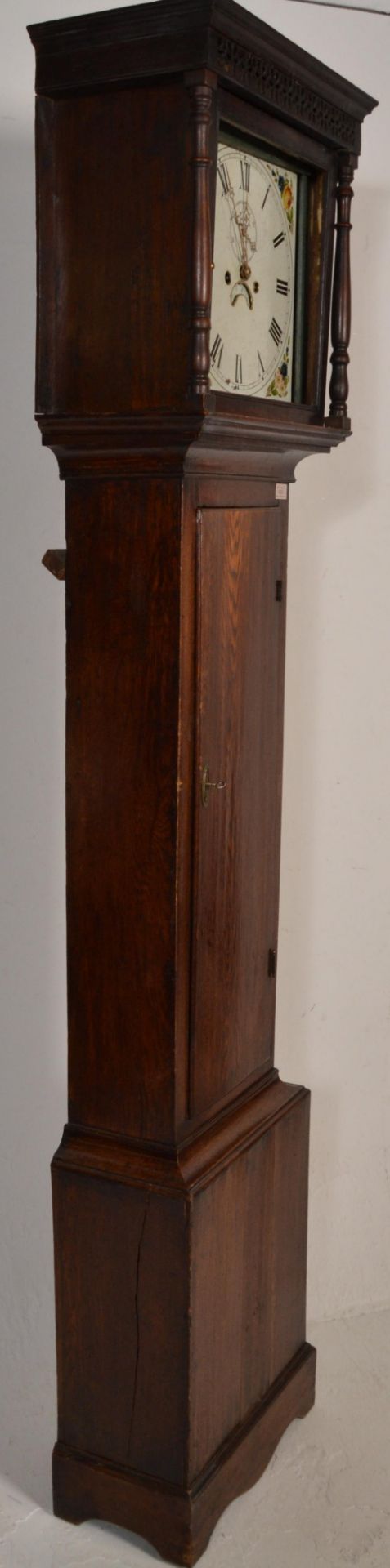 A 19th Century oak cased grandfather / longcase clock having a painted face with floral decoration - Bild 3 aus 5