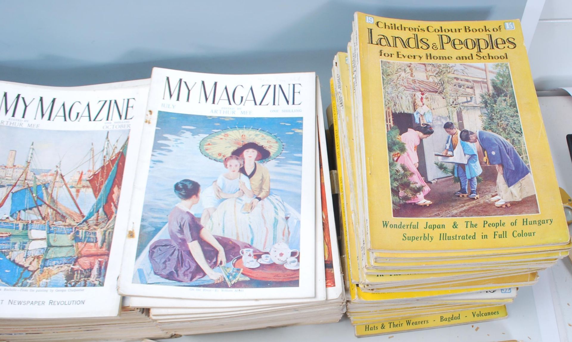 A mixed collection of vintage 20th Century magazines / ephemera to include a selection of 'The World - Bild 3 aus 16