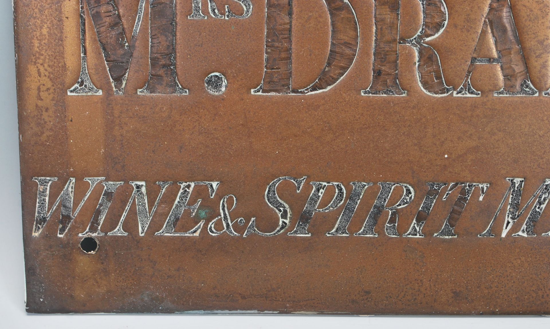 A vintage early 20th Century brass advertising shop sign / plaque engraved  ' Mrs. Draper Wine & - Bild 4 aus 6
