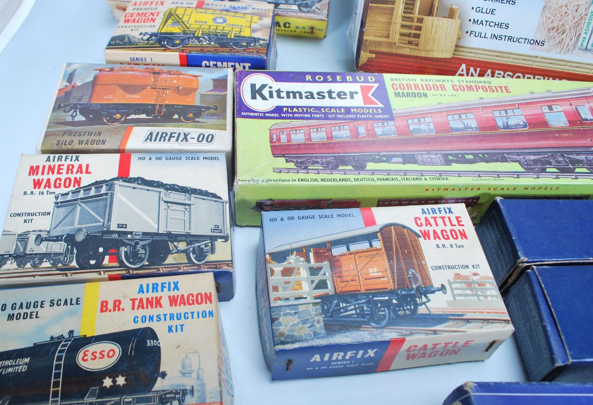 A collection of assorted vintage 00 gauge model railway locomotive train set rolling stock to - Bild 7 aus 12