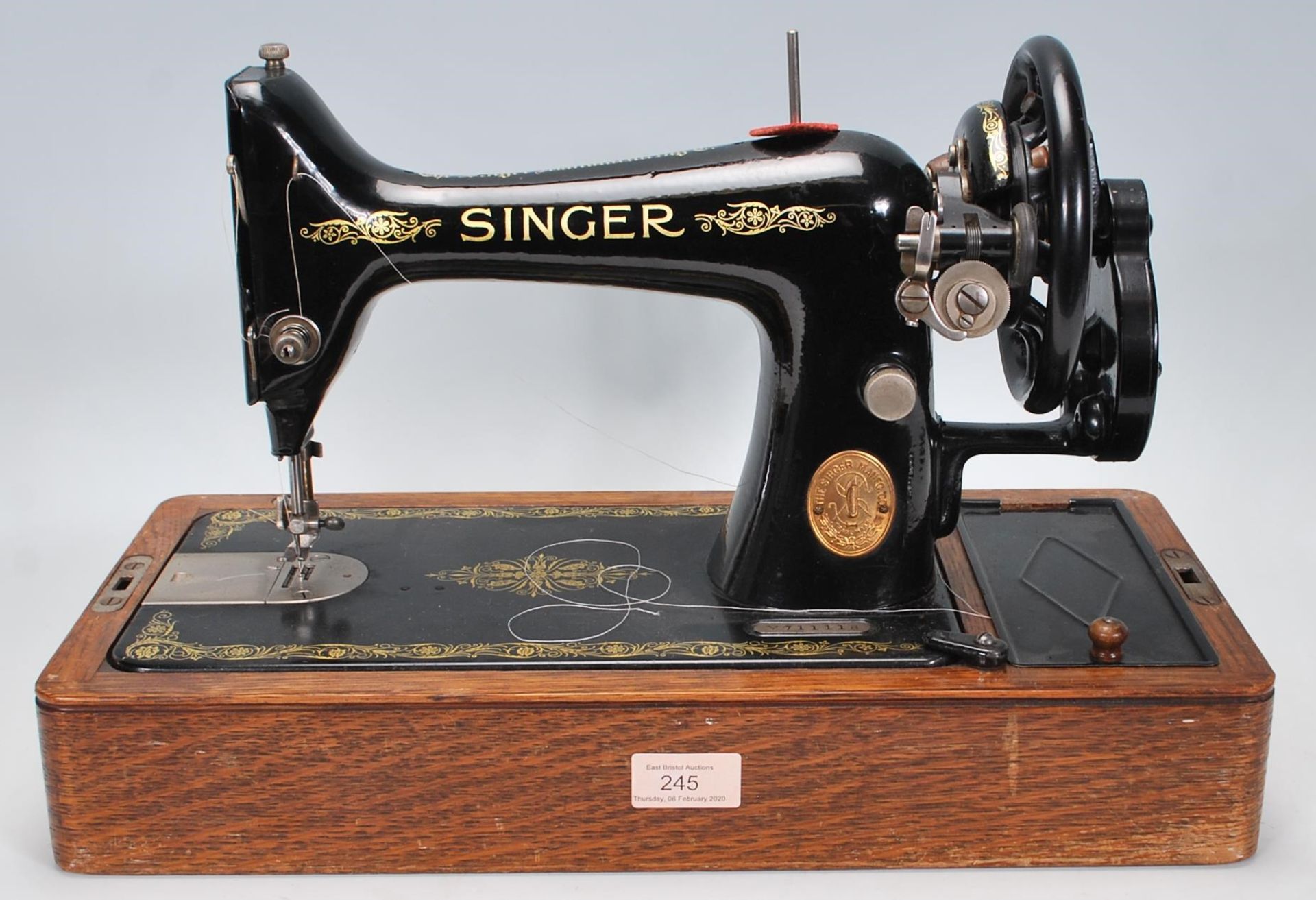 A vintage early 20th century Oak cased dome top Singer Sewing machine. Good dome carry case with the - Bild 7 aus 11